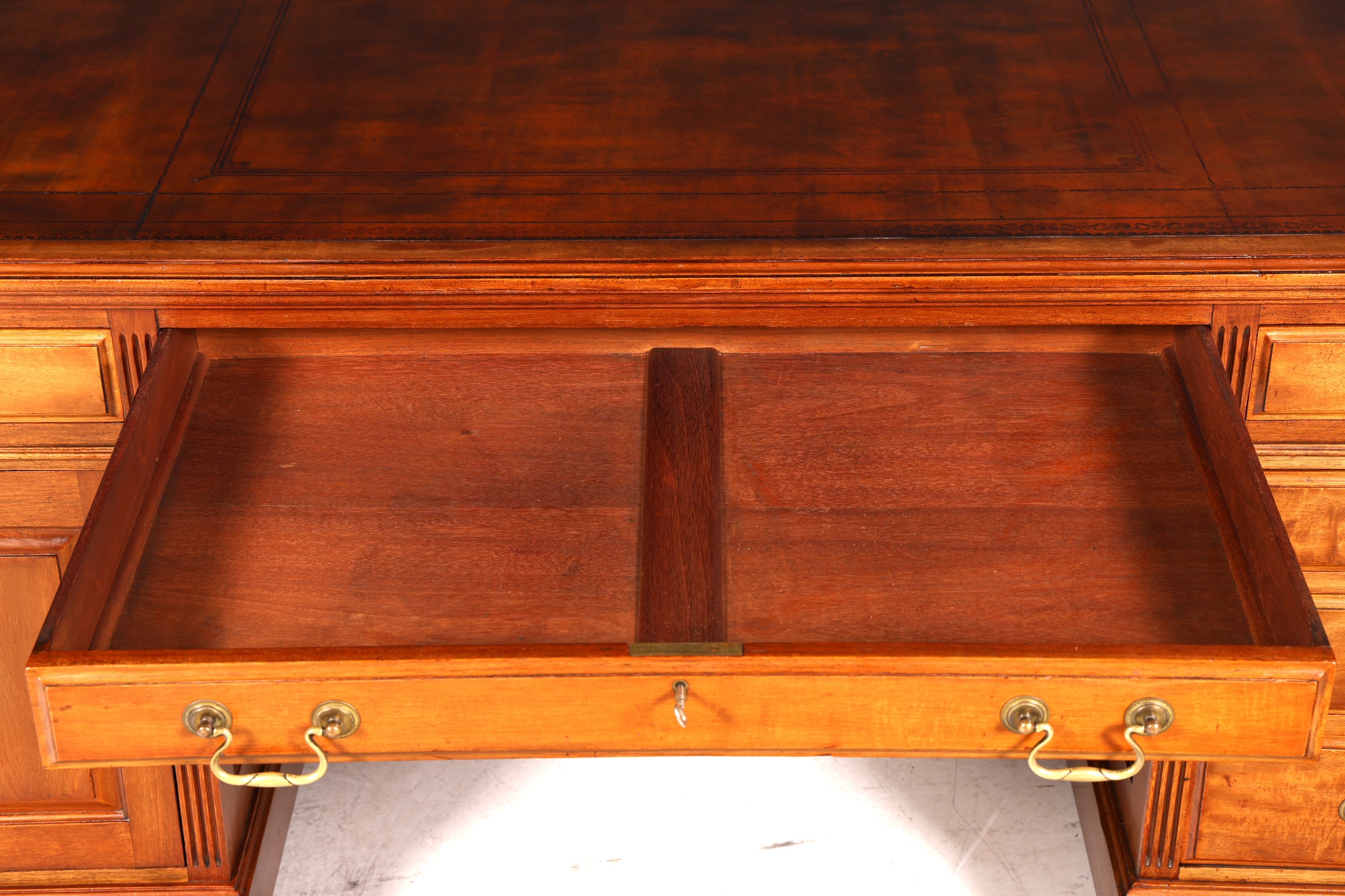 G146 Finish cm Wunderschöner Englischer Schreibtisch echt Lederauflage Bürotisch Antik Stil Office Desk