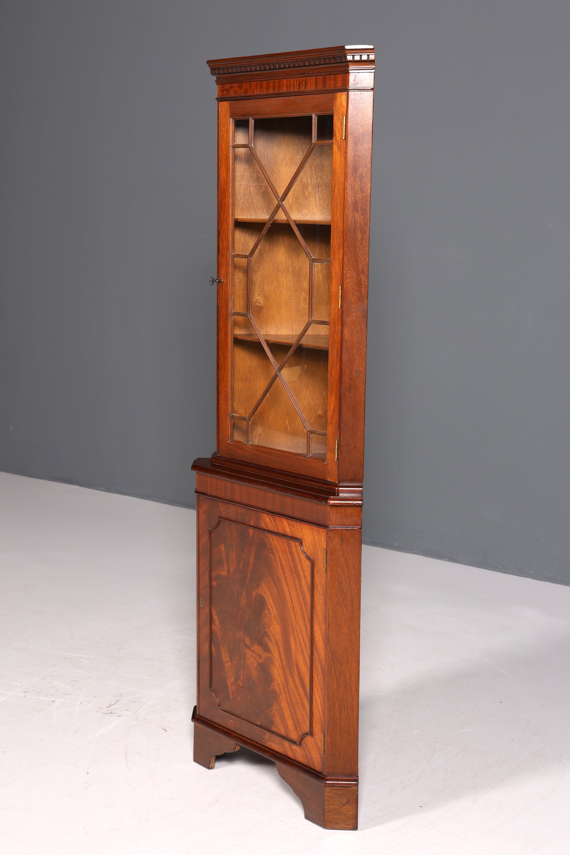 Wunderschöne Englische Eckvitrine Mahagoni Antik 60s echt Holz Schrank Eckschrank Glasvitrine