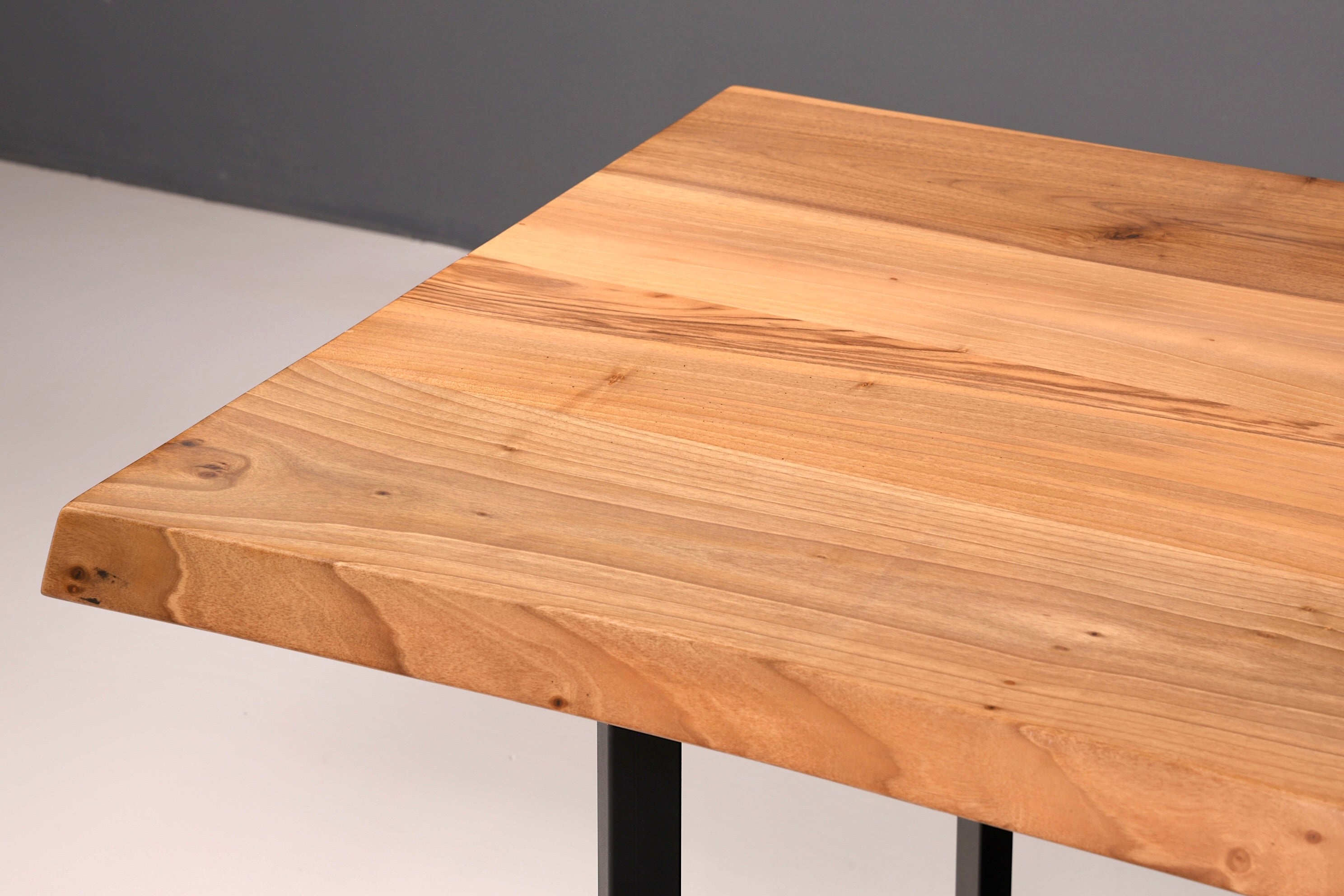 Traumhafter Nussbaum Tisch 260cm-95cm Esszimmer Tisch Baumkanten Platte Massiv Holz Küchentisch