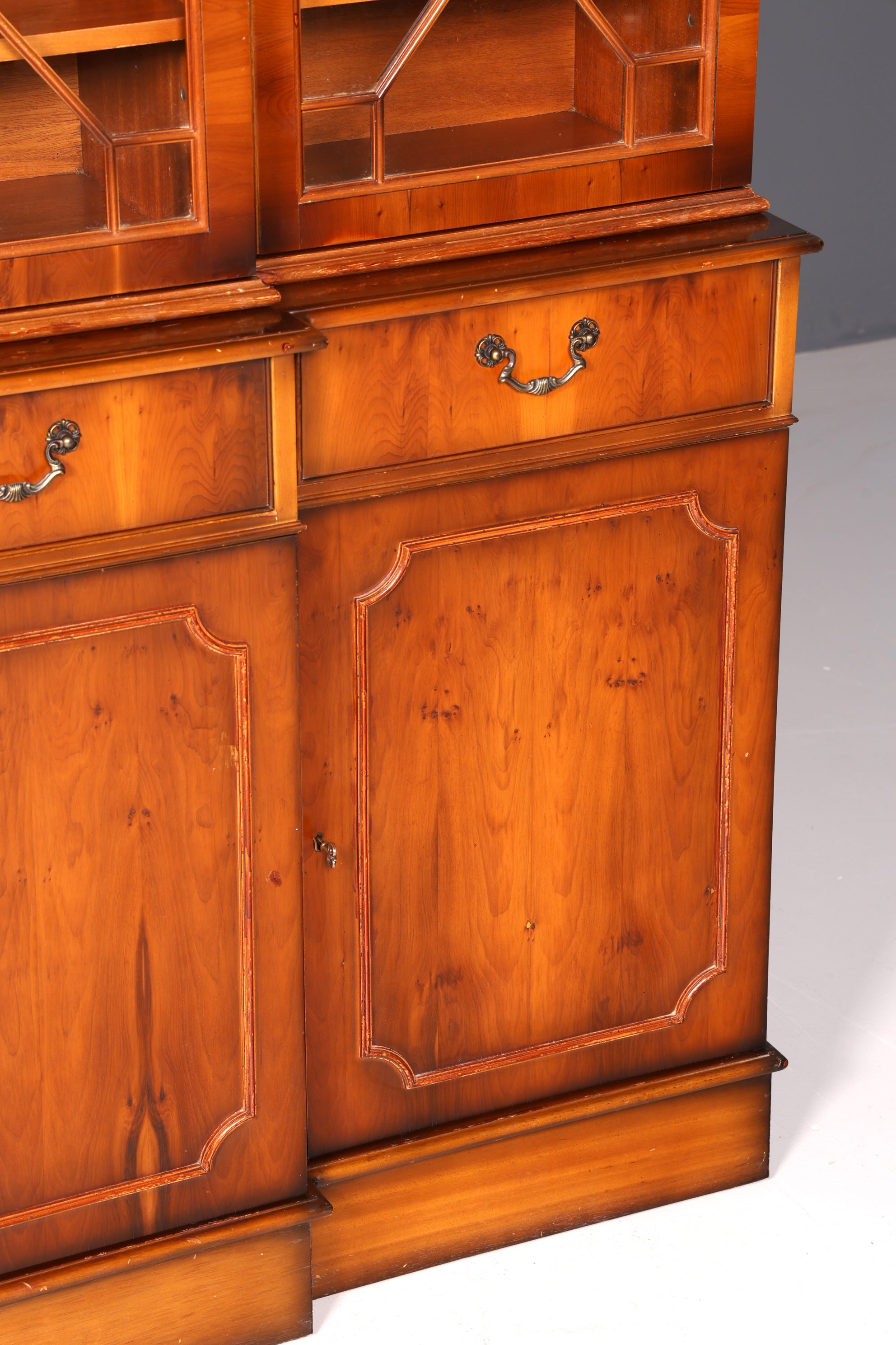 Wunderschöne Englische Vitrine Bücherschrank Buffet Antik Stil Eibe Glasvitrine Bibliothek