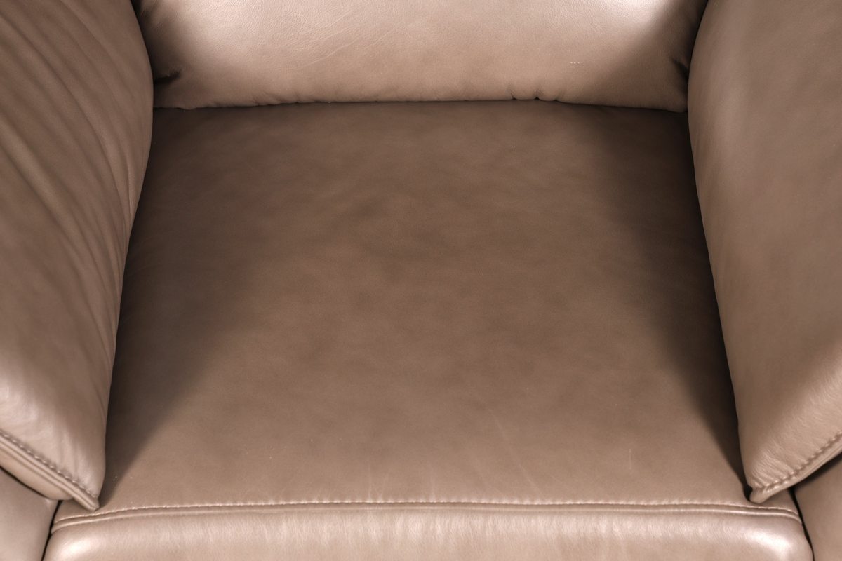 Hauptstadt Möblerei Ledersessel in Taupe aus hochwertigem Echtleder mit bequemer Polsterung und feinen Nähten