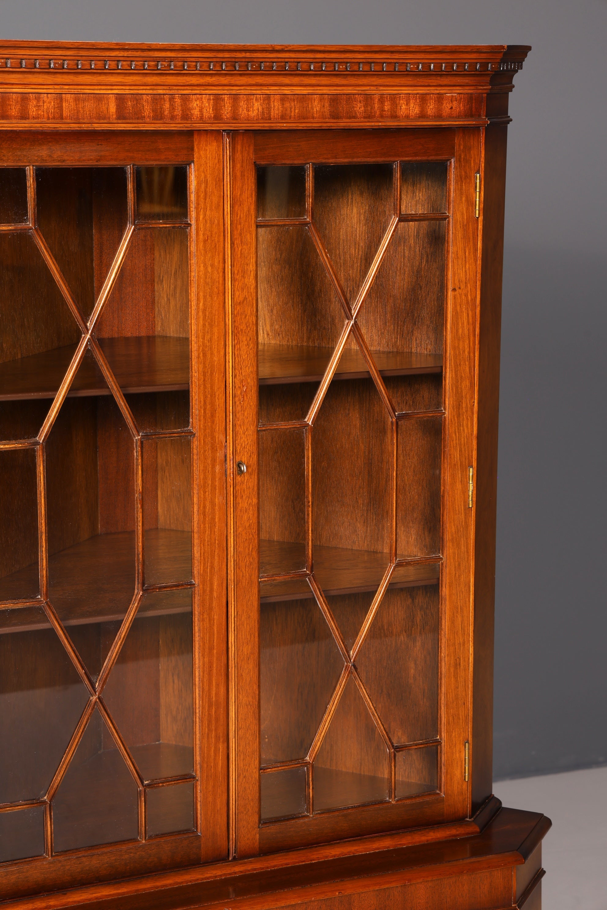 G238 Finish Wunderschöne Englische Eckvitrine Mahagoni Antik 60s echt Holz Schrank Eckschrank Glasvitrine (Kopie)