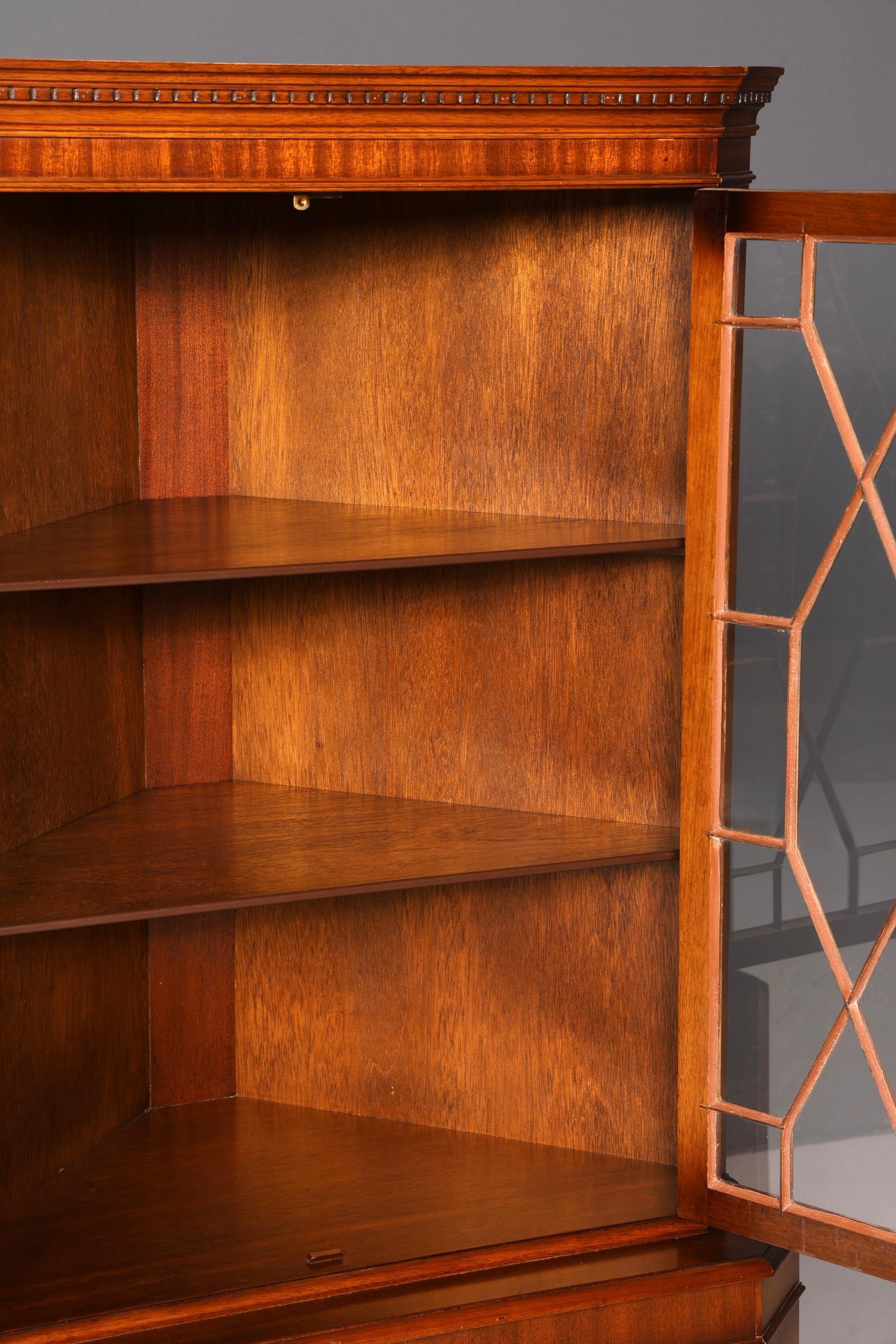 G238 Finish Wunderschöne Englische Eckvitrine Mahagoni Antik 60s echt Holz Schrank Eckschrank Glasvitrine (Kopie)