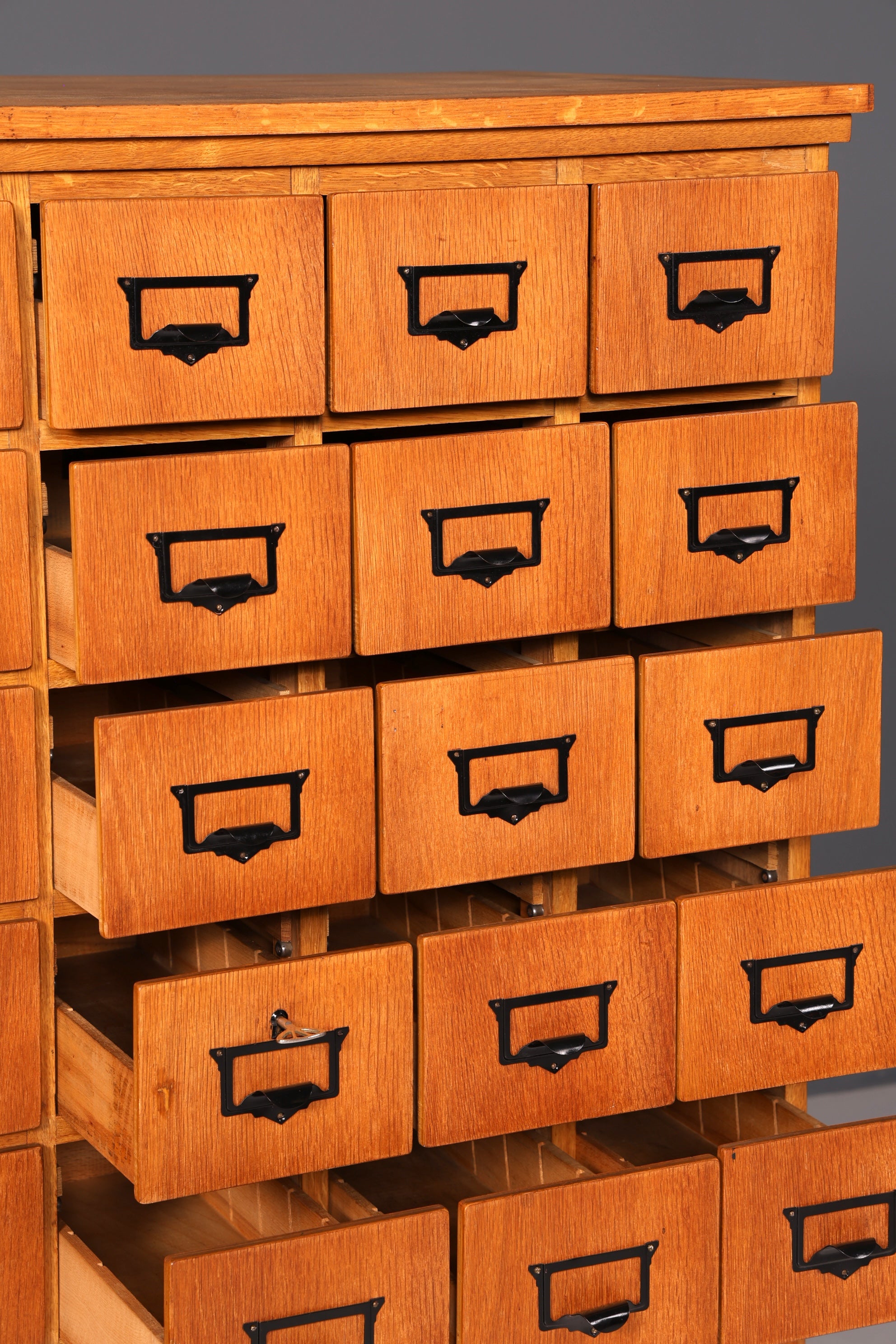 G245 Finish Wunderschöne Mid Century Kommode Vintage Bauhaus Apotheker Schrank Retro Schubladenkommode (Kopie)