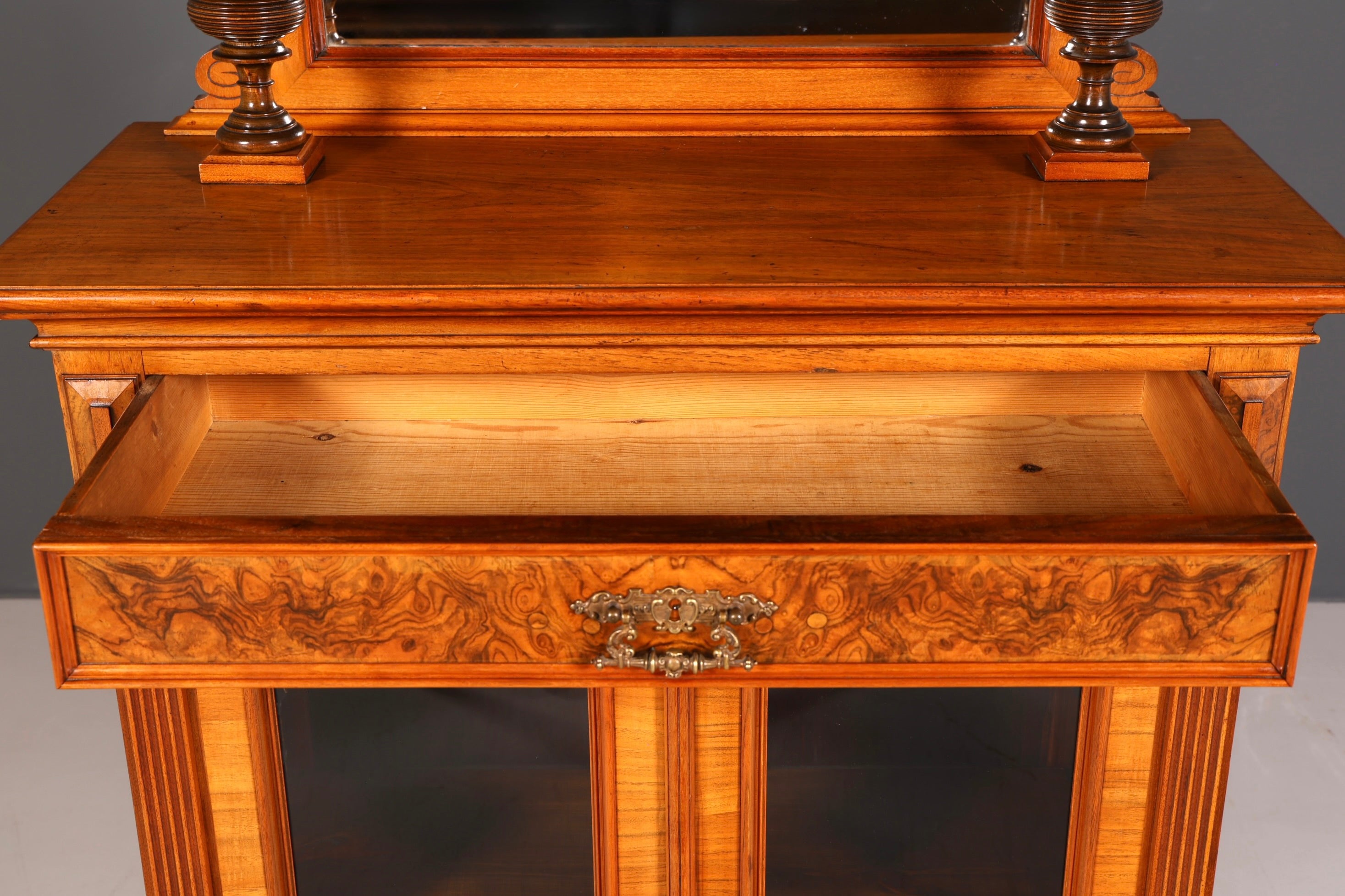 G249 Finish Edler Gründerzeit Vitrine um 1880 Schrank Antik Jugendstil Nussbaum Bücherregal (Kopie)