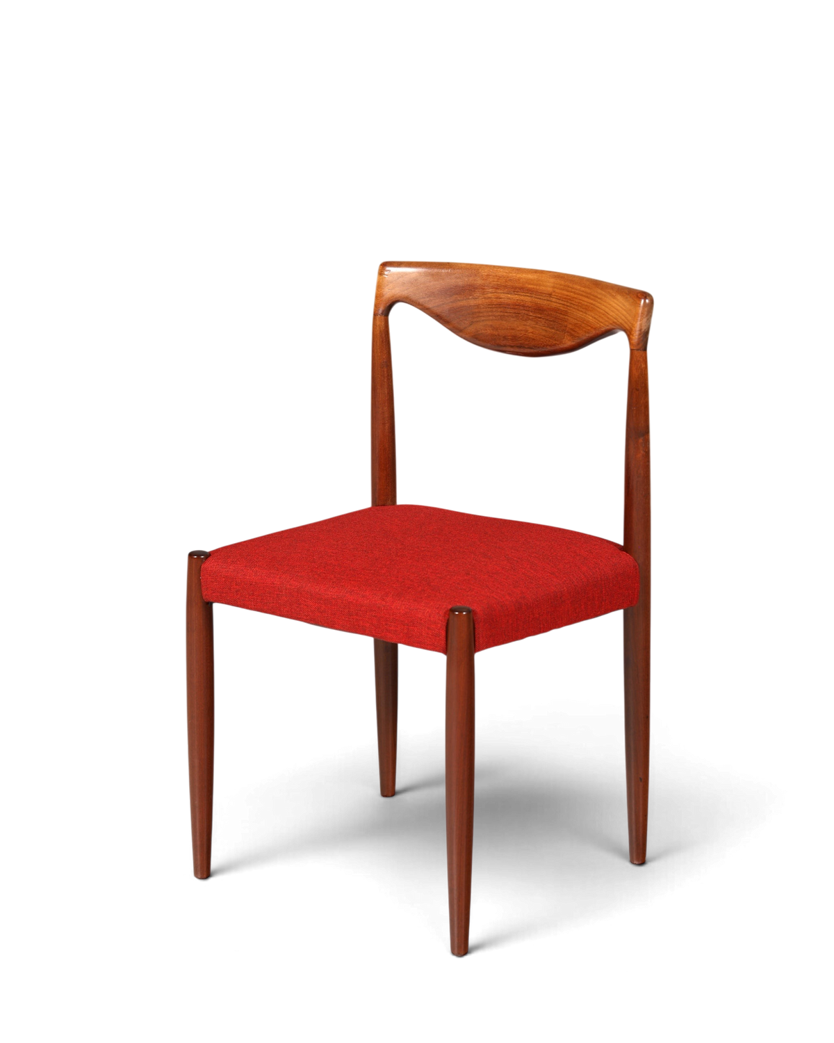 Hauptstadt Möblerei Bambi Stuhl von Rastad & Relling aus Holz mit rotem Stoffbezug im Mid-Century Design