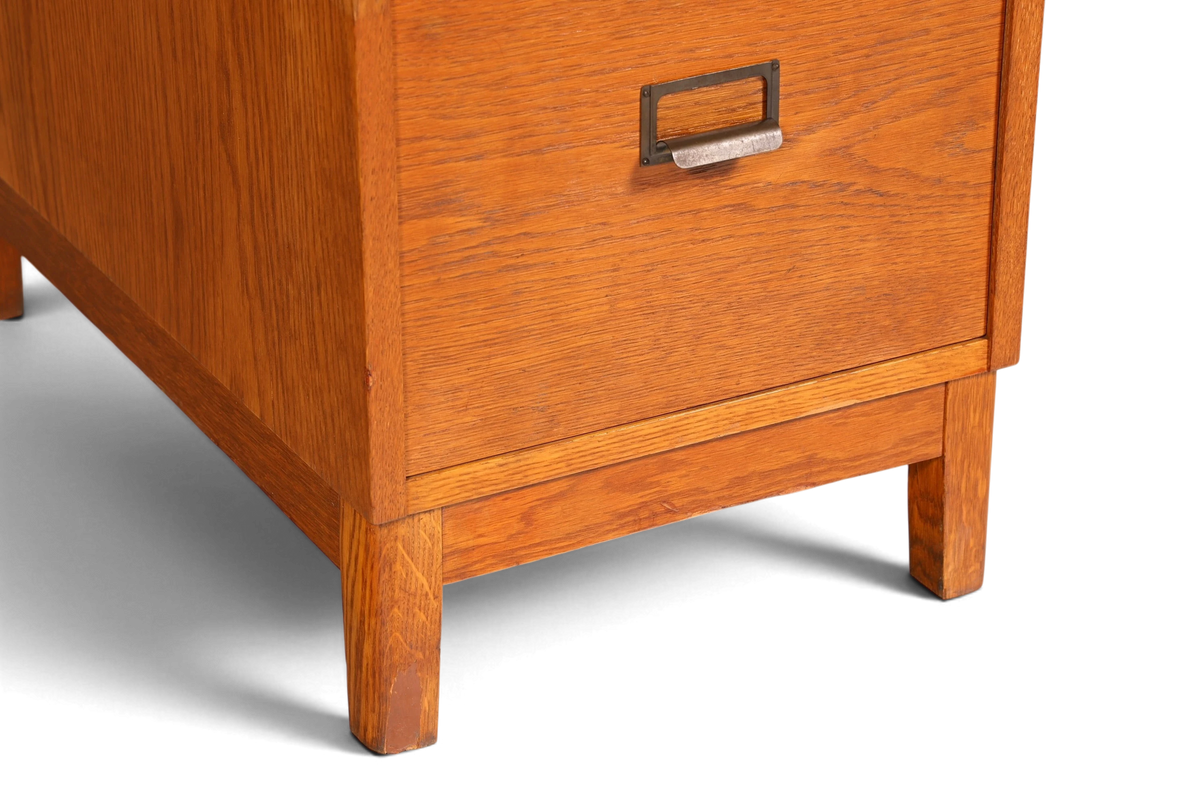 Hauptstadt Möblerei Mid Century Aktenschrank aus massivem Holz mit Metallgriff im Bauhaus-Stil