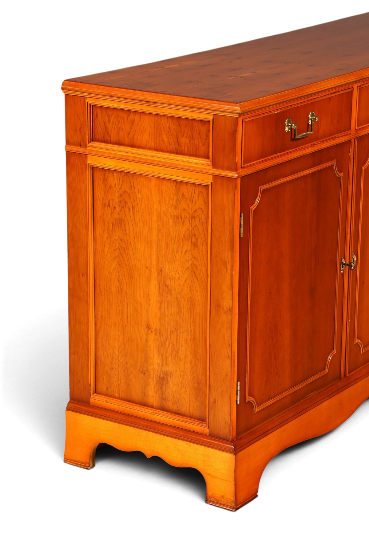 Hauptstadt Möblerei englisches Sideboard aus Eibenholz mit lebhafter Maserung und Messingbeschlägen im Vintage-Stil