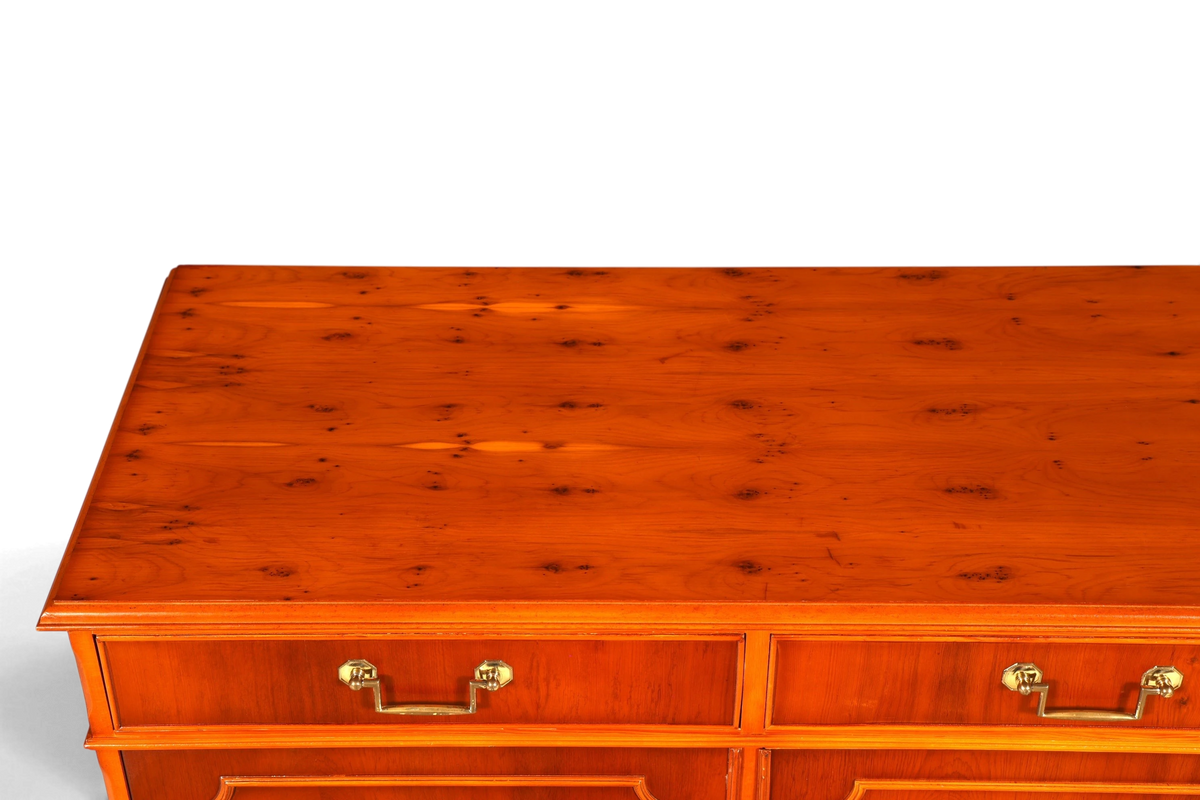 Hauptstadt Möblerei englisches Sideboard aus Eibenholz mit markanter Maserung und goldenen Schubladengriffen