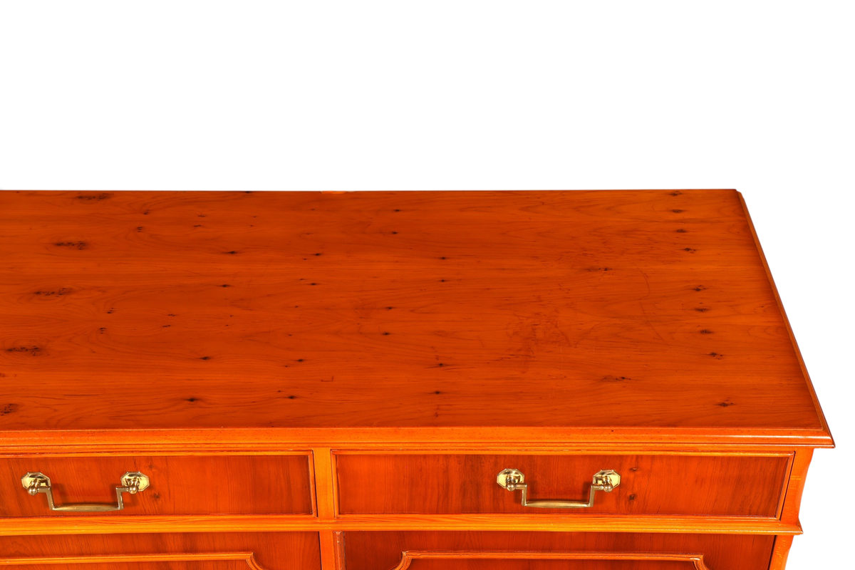 Hauptstadt Möblerei englisches Sideboard aus Eibenholz mit lebhafter Maserung und goldenen Messinggriffen