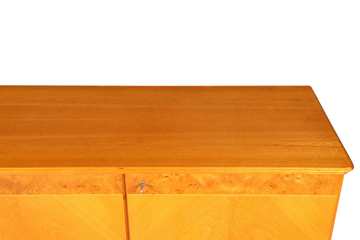 Hauptstadt Möblerei Mid Century Highboard aus massivem Holz mit markanter Maserung und klassischem 60er Jahre Design