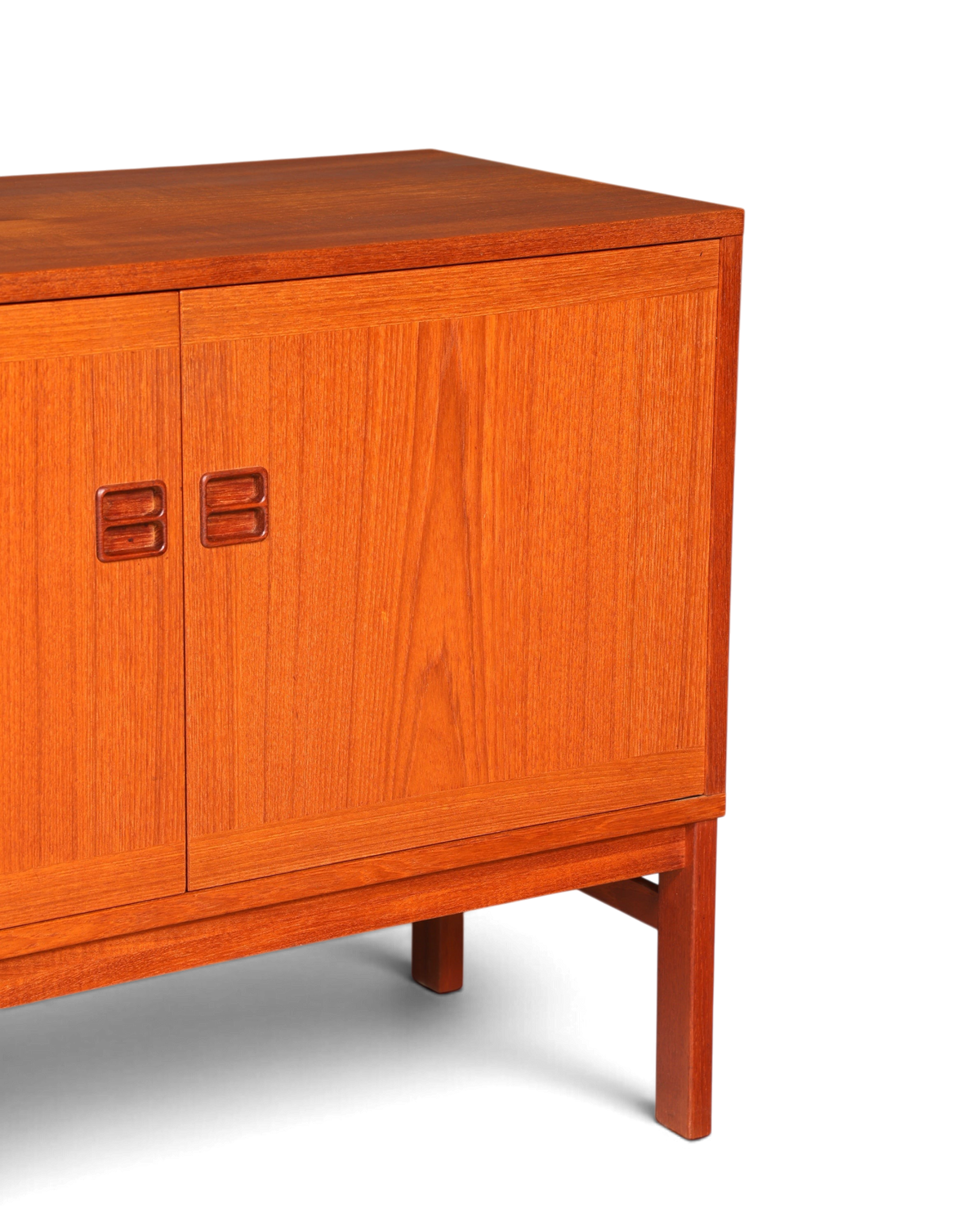 Hauptstadt Möblerei Mid Century Kommode aus Holz mit markanter Maserung und zwei Türen im 60er Jahre Retro Design