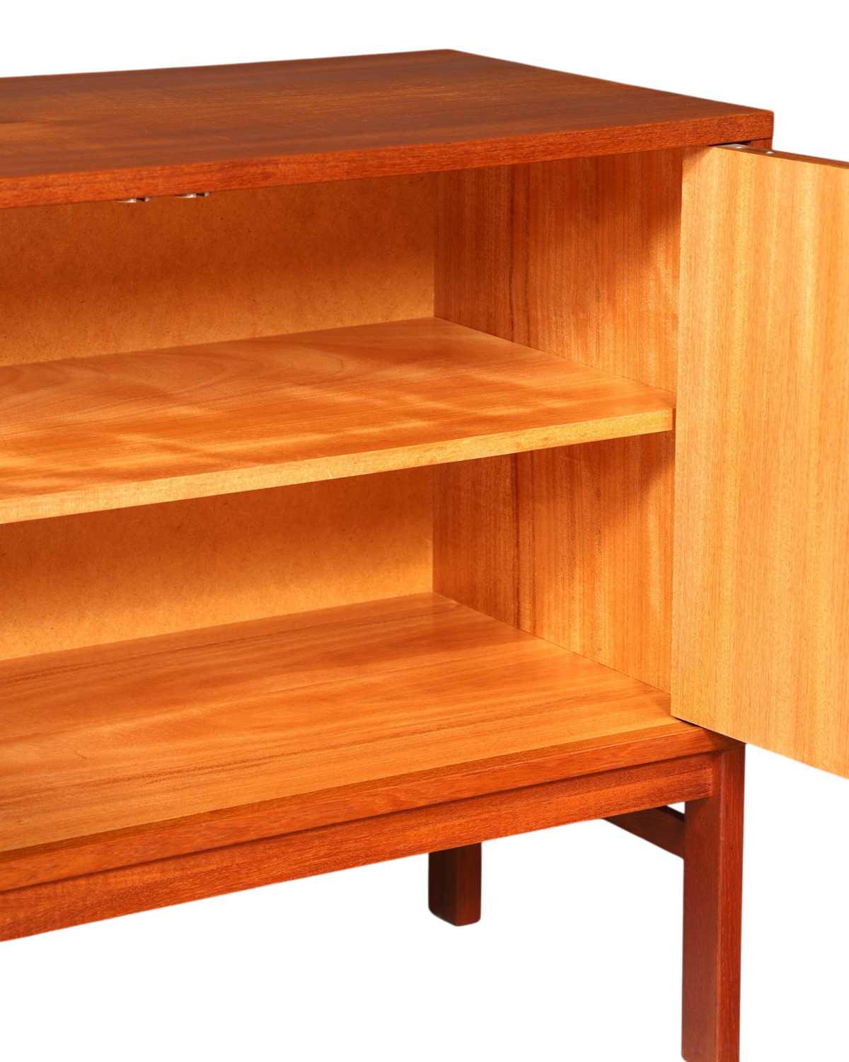 Hauptstadt Möblerei Mid Century Kommode aus Holz mit offener Tür und Einlegeboden im 60er Jahre Retro Design