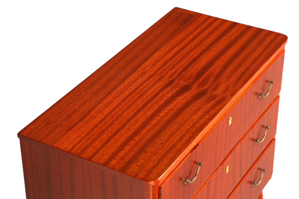 Hauptstadt Möblerei Mid Century Kommode aus massivem Holz mit schöner Maserung und Messinggriffen im 60er Jahre Design