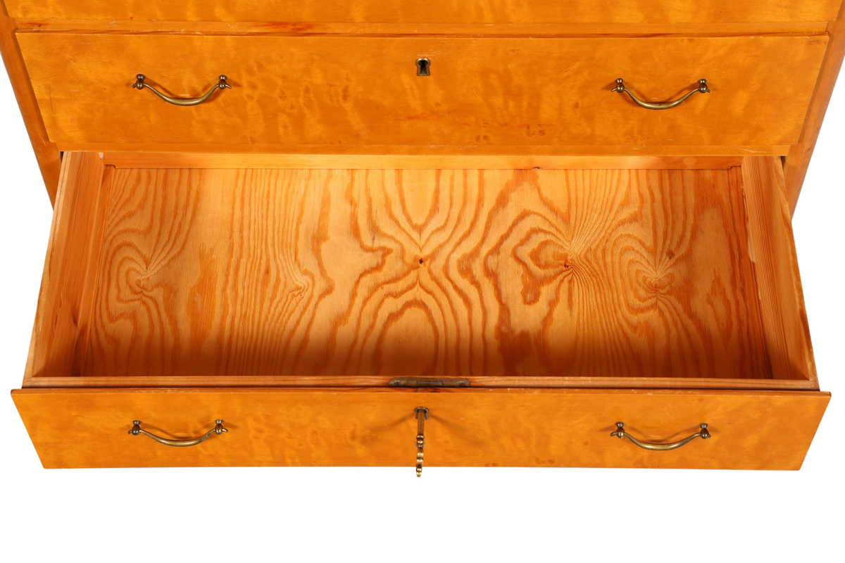 Hauptstadt Möblerei Mid Century Kommode aus massivem Holz mit offener Schublade und Messinggriffen im Danish Design