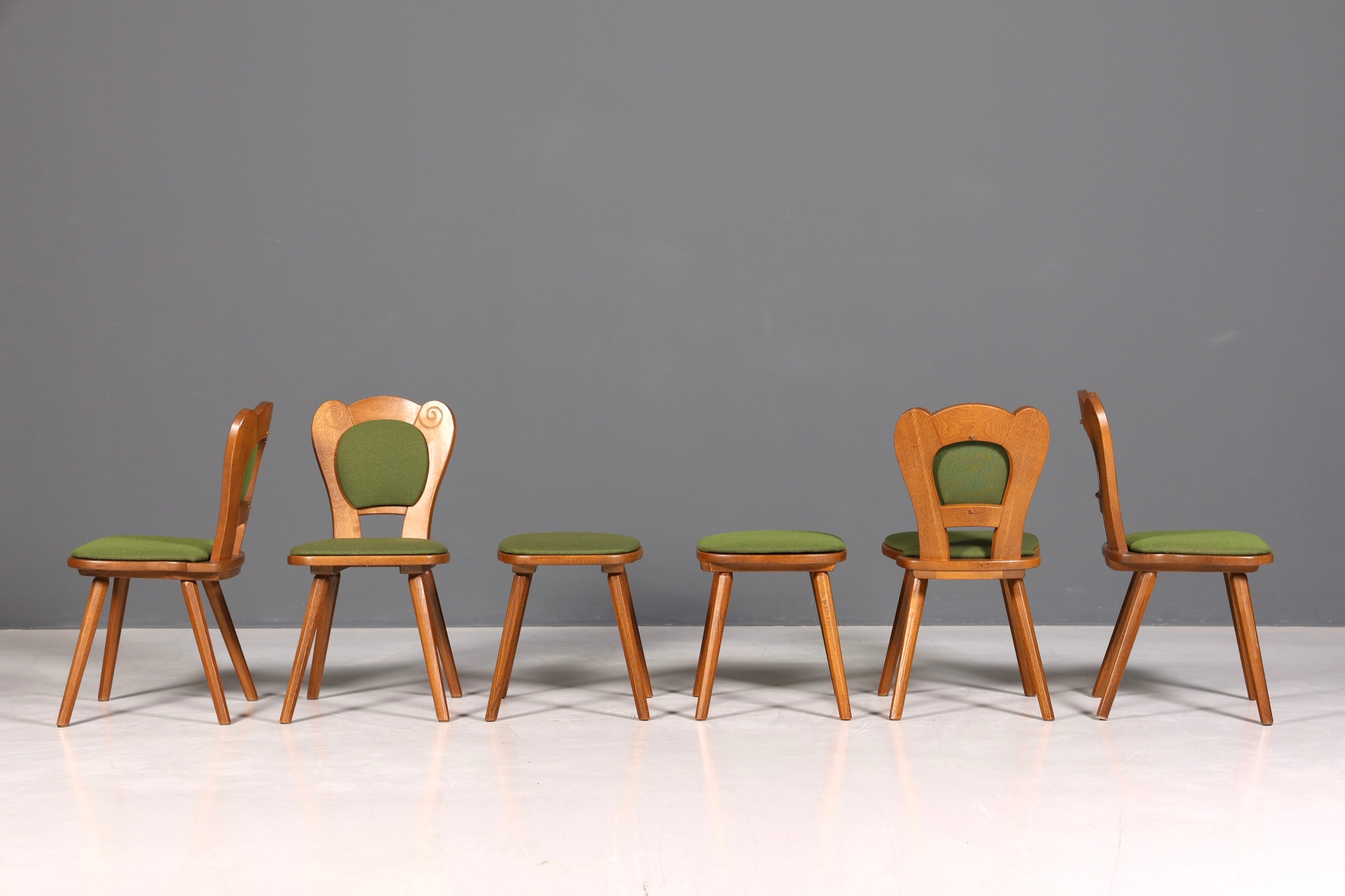 4x Simple country-style chairs with two stools, retro chair set, antique style oak, kitchen chairs, farmhouse chairs, dining room chairs