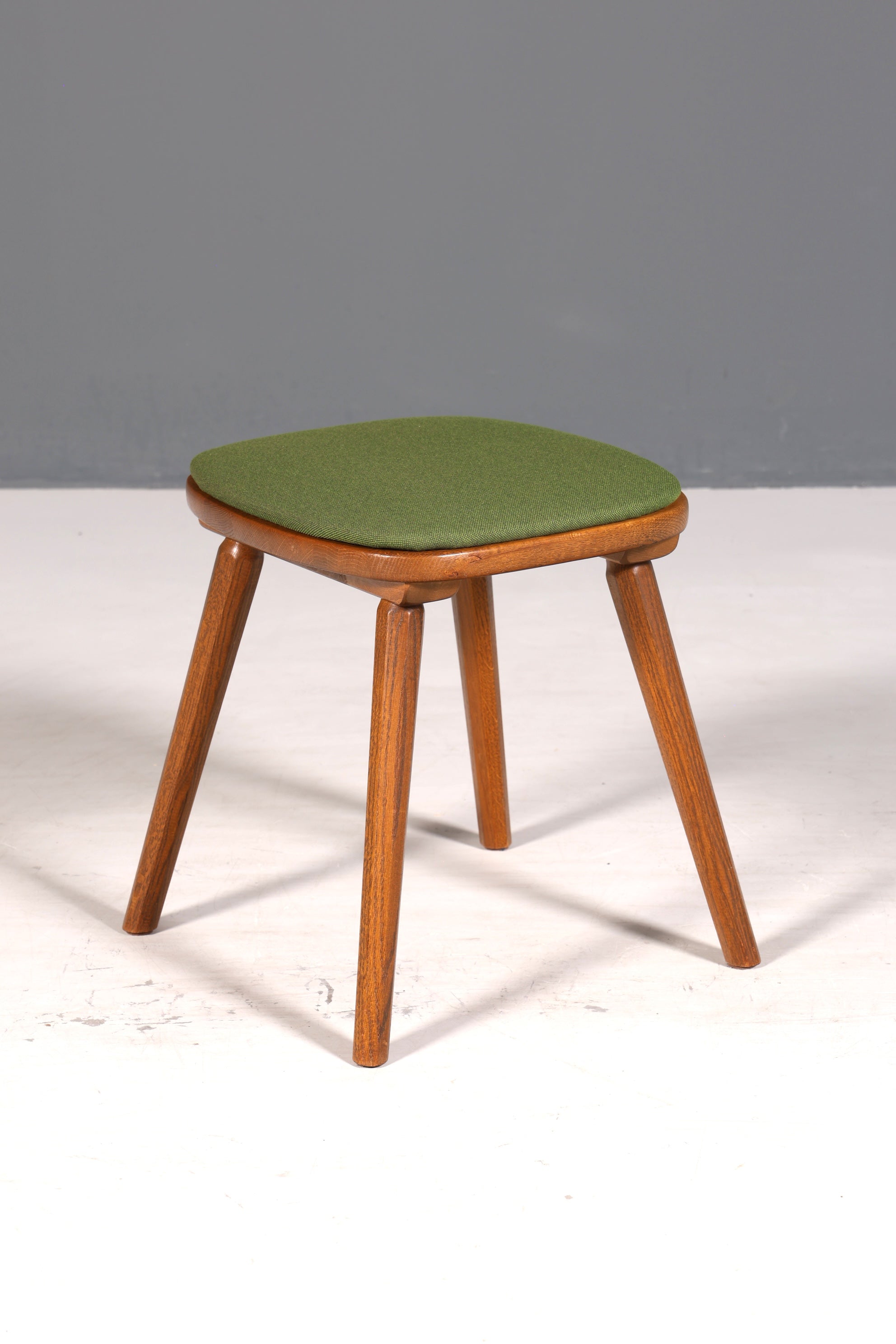 4x Simple country-style chairs with two stools, retro chair set, antique style oak, kitchen chairs, farmhouse chairs, dining room chairs