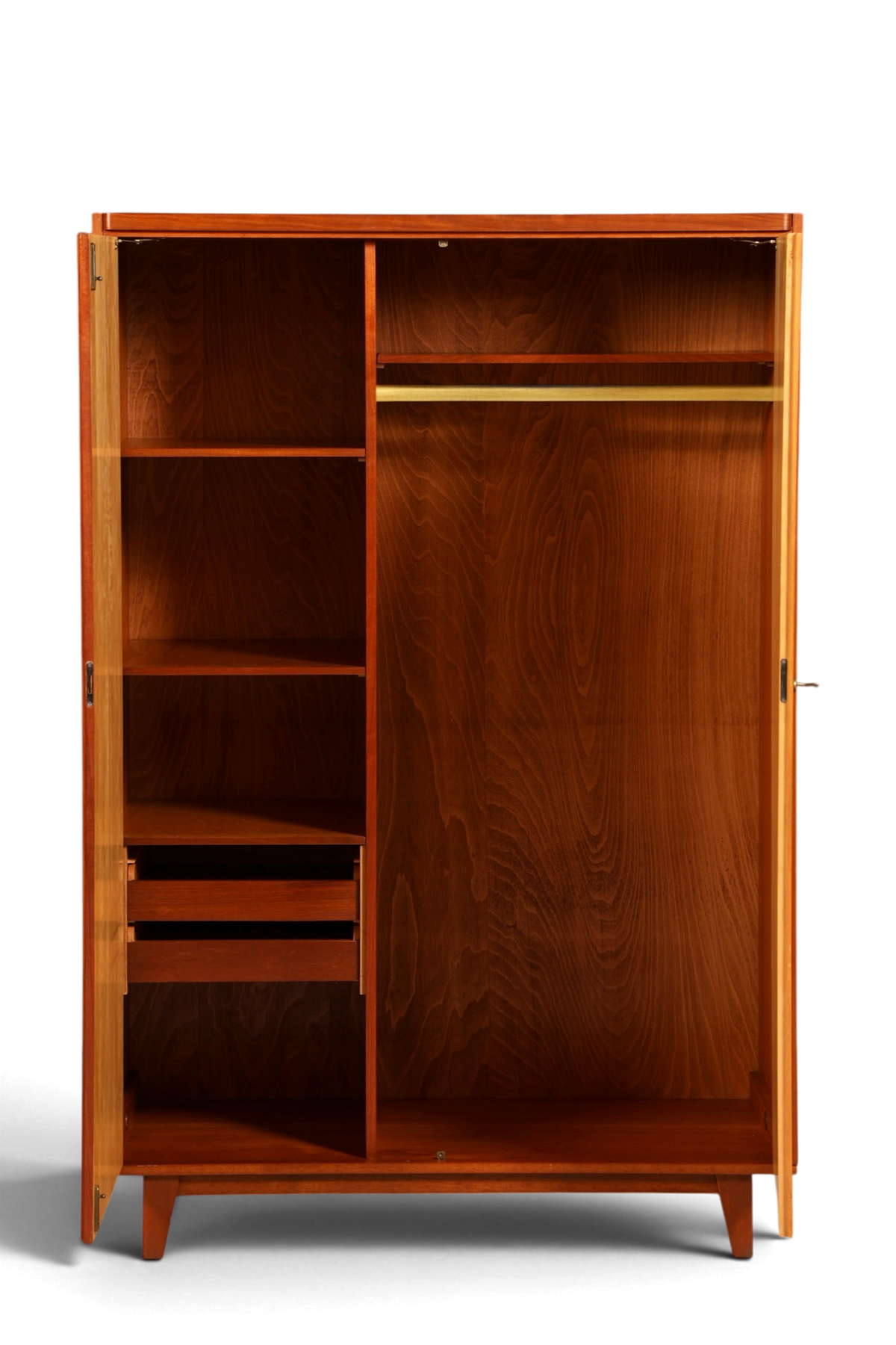 Hauptstadt Möblerei Mid Century Kleiderschrank aus Massivholz mit Regalfächern und Kleiderstange im Vintage Design