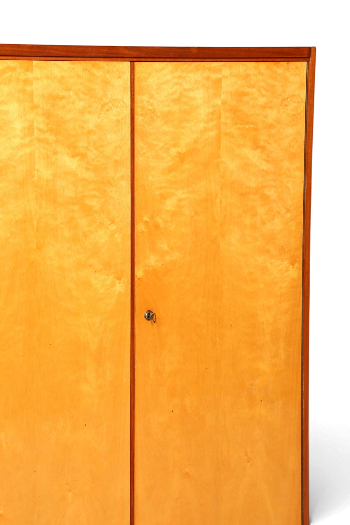 Hauptstadt Möblerei Mid Century Kleiderschrank aus hellem Echtholz mit schöner Maserung und funktionalem Schloss
