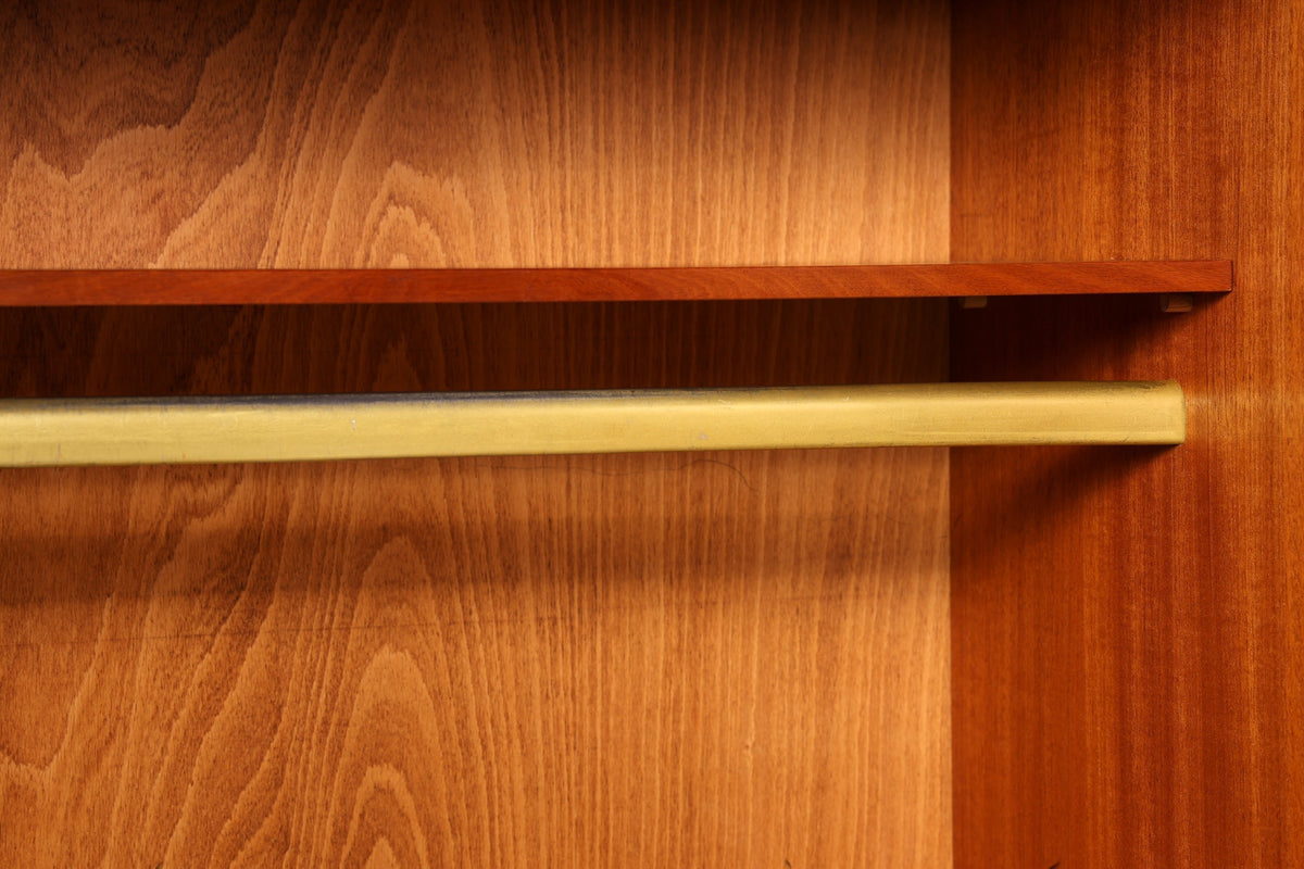 Hauptstadt Möblerei Mid Century Kleiderschrank Innenansicht mit Holzböden und goldener Kleiderstange aus Massivholz