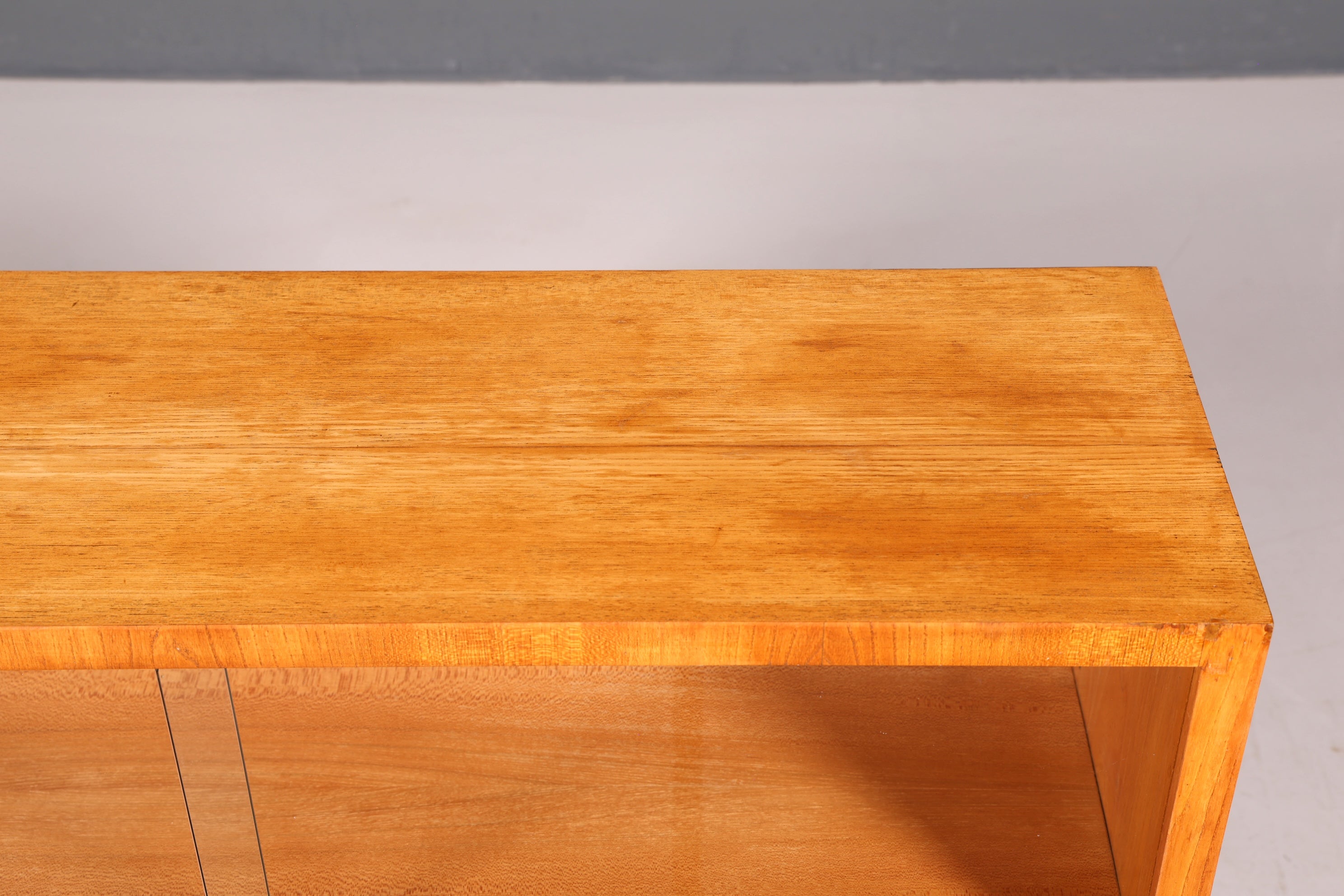 Schlichte Mid Century Vitrine Vintage Regal Retro Bücherregal Retro Bookshelf