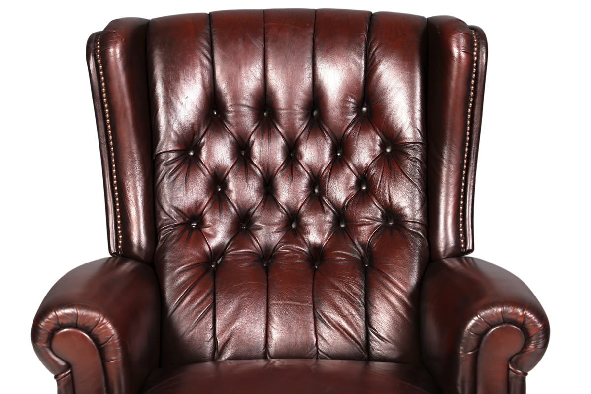 Hauptstadt Möblerei Chesterfield Ohrensessel aus braunem Echtleder mit klassischer Knopfheftung und Ziernägeln