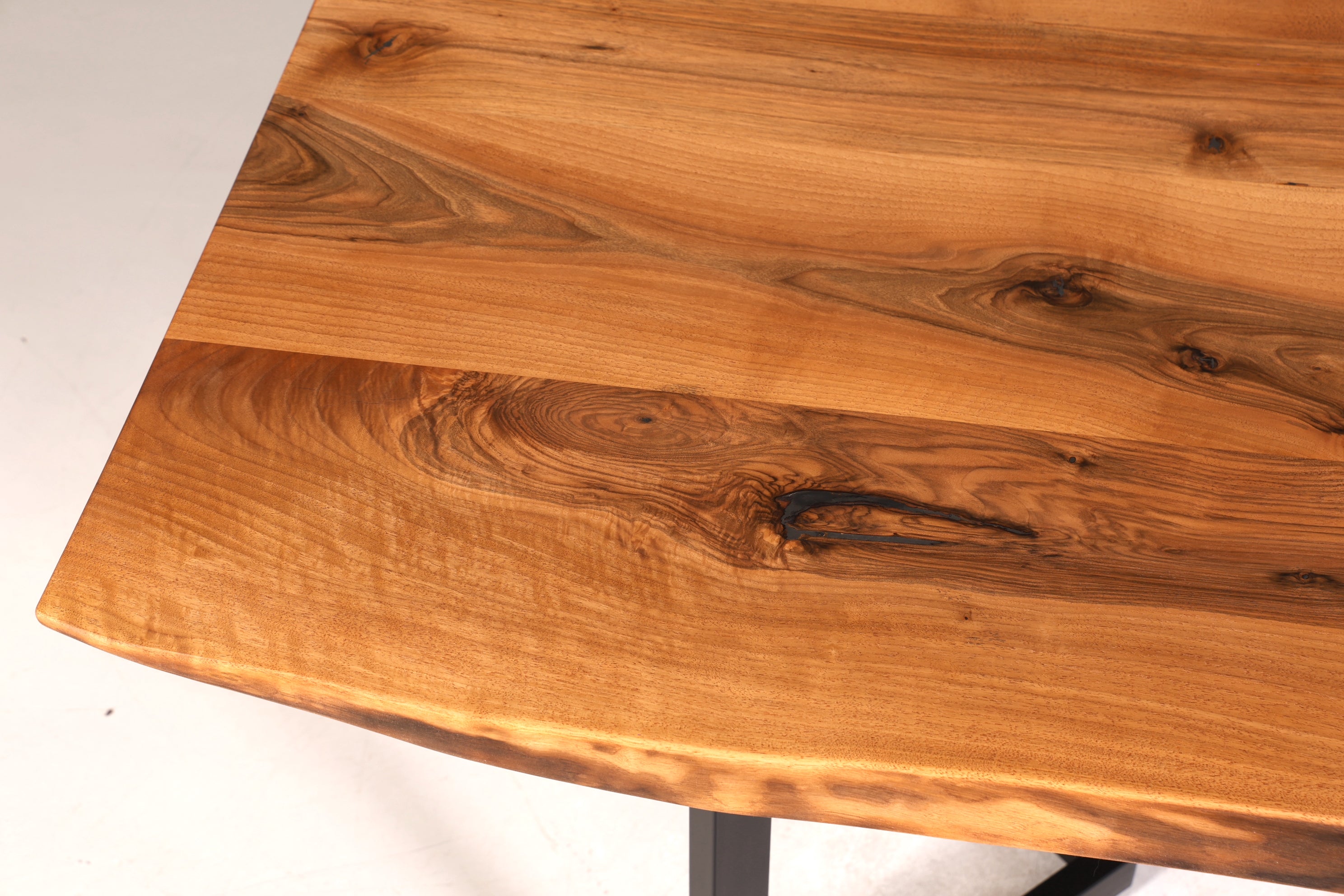 Wunderschöner Nussbaum Tisch 240cm-95cm Esszimmer Tisch Baumkanten Platte massiv Holz Küchentisch