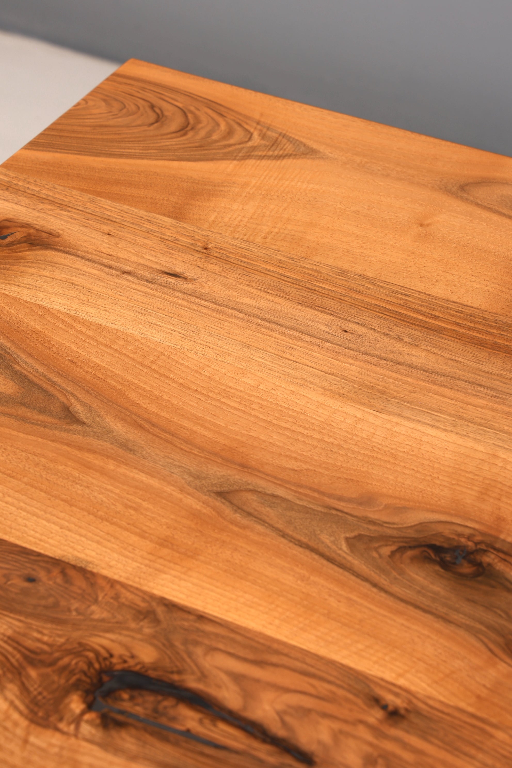 Wunderschöner Nussbaum Tisch 240cm-95cm Esszimmer Tisch Baumkanten Platte massiv Holz Küchentisch