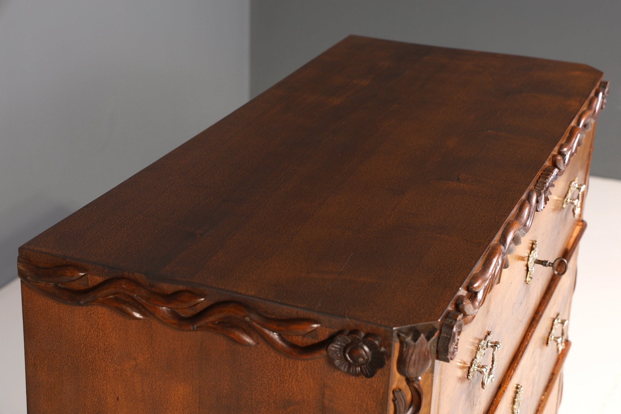 Wunderschöne Gründerzeit Kommode Louis Philippe Nussbaum Sideboard um 1880 Schnitzerei Schubladenkommode