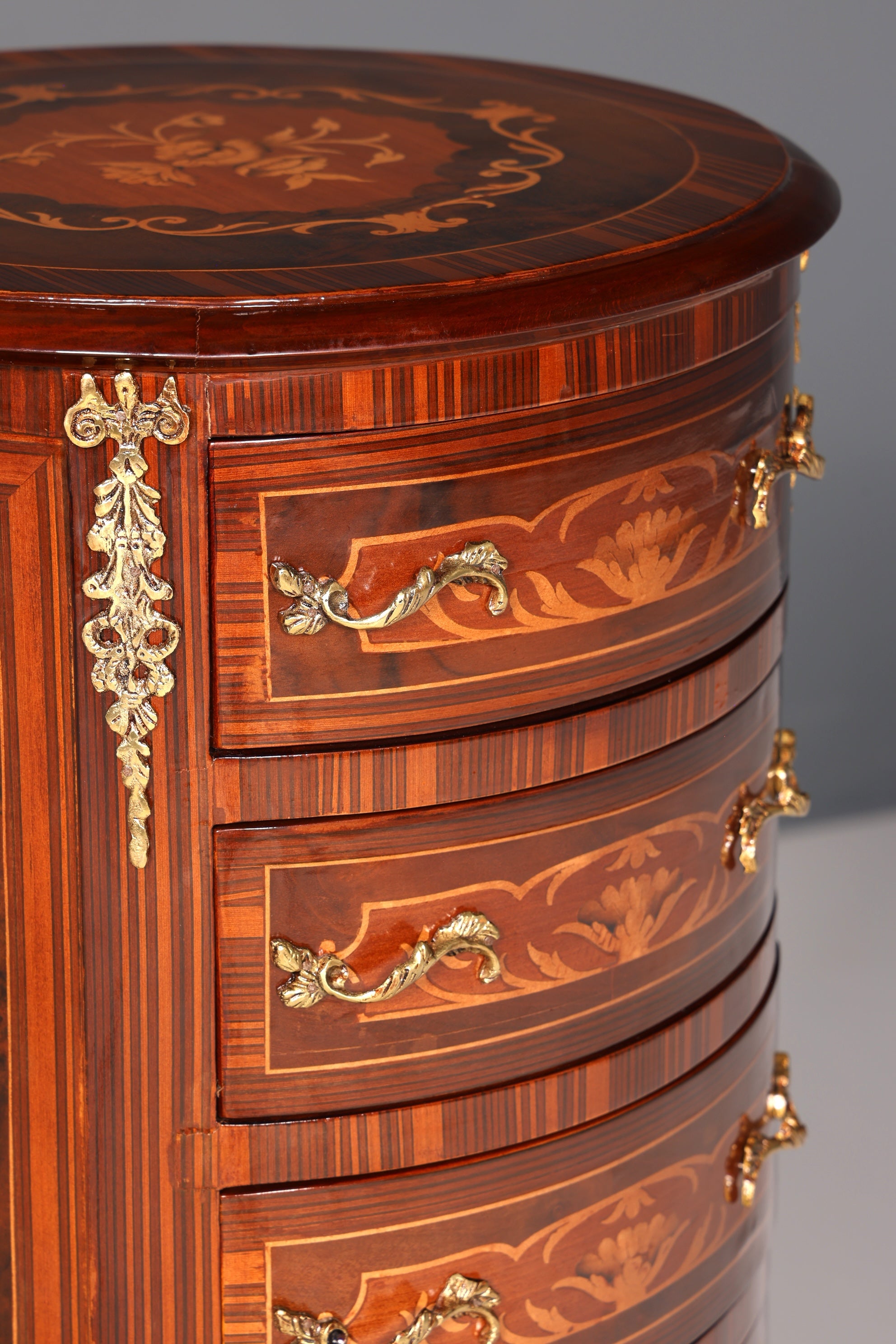 Dreamy Baroque style chest of drawers, vertico with inlaid details, 7-drawer chest