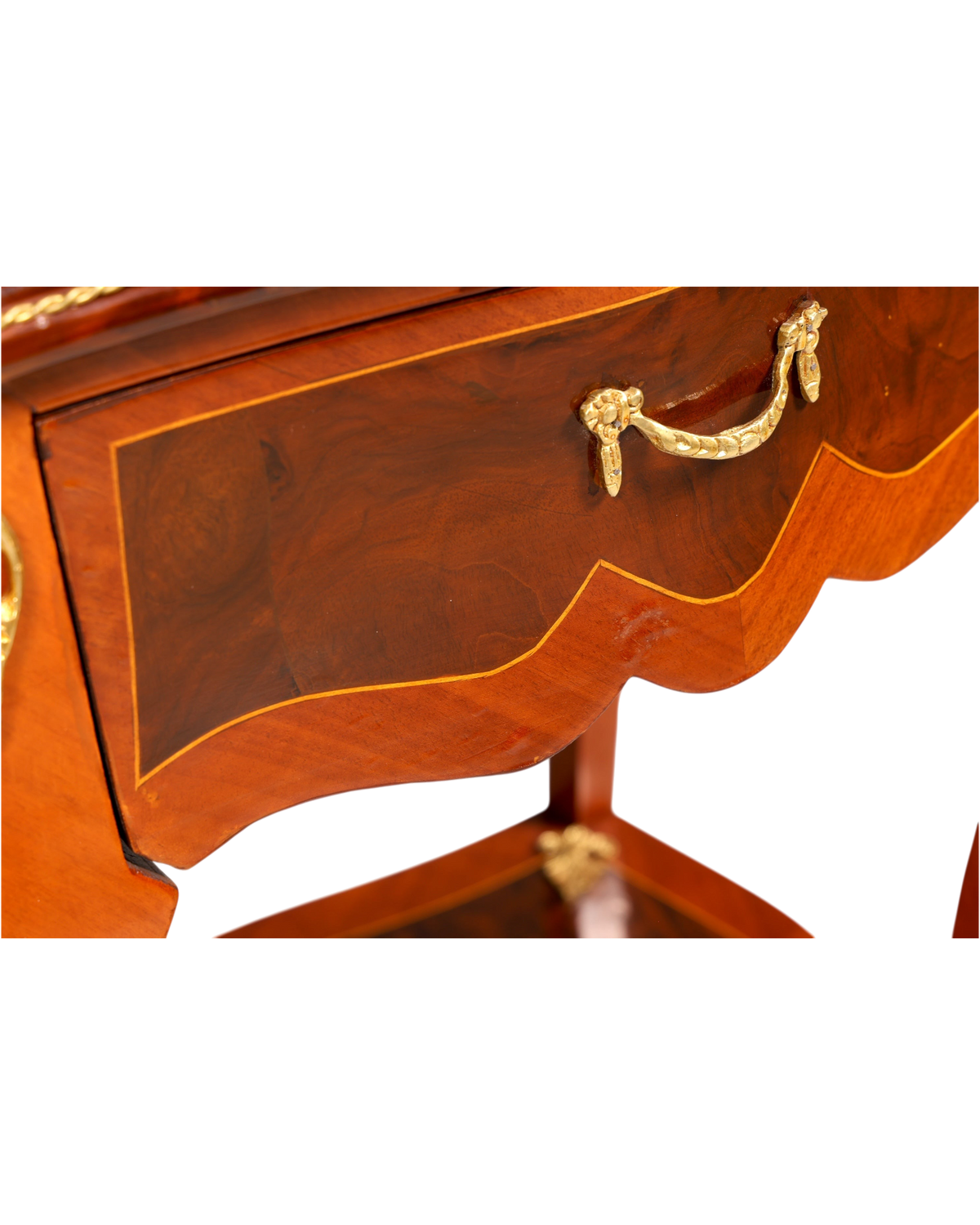 Hauptstadt Möblerei Louis XV Beistelltisch aus Holz mit Intarsien, Messinggriff und geschwungener Front