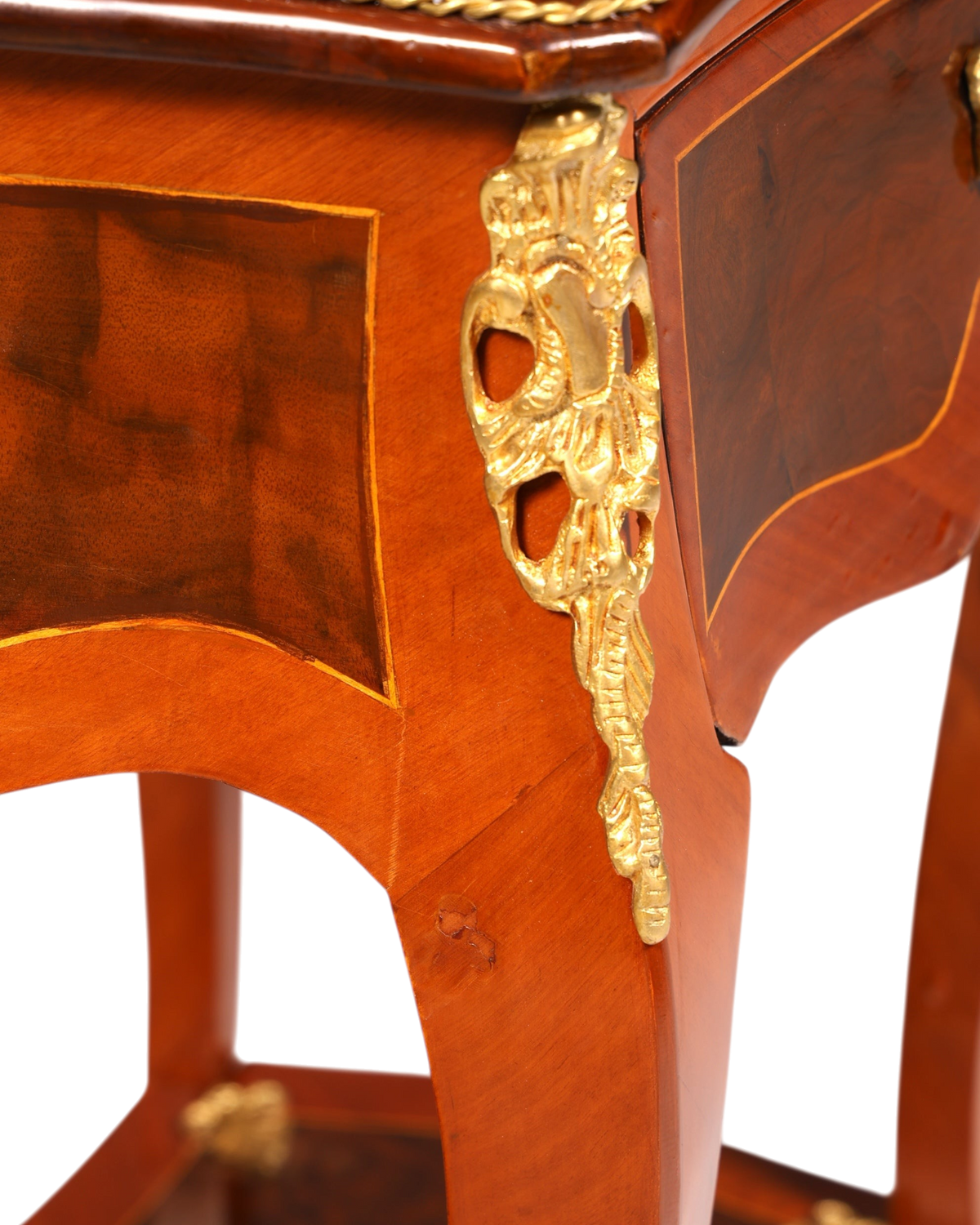 Hauptstadt Möblerei Louis XV Beistelltisch aus Holz mit Marmorplatte, Messingverzierungen und kunstvollen Intarsien