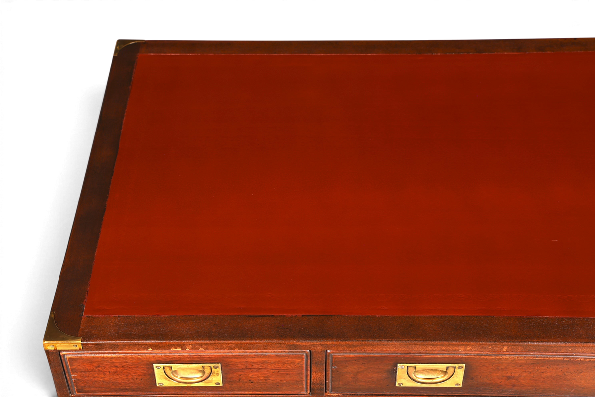 Hauptstadt Möblerei maritimer Schreibtisch aus Massivholz mit roter Lederauflage und versenkten Messinggriffen