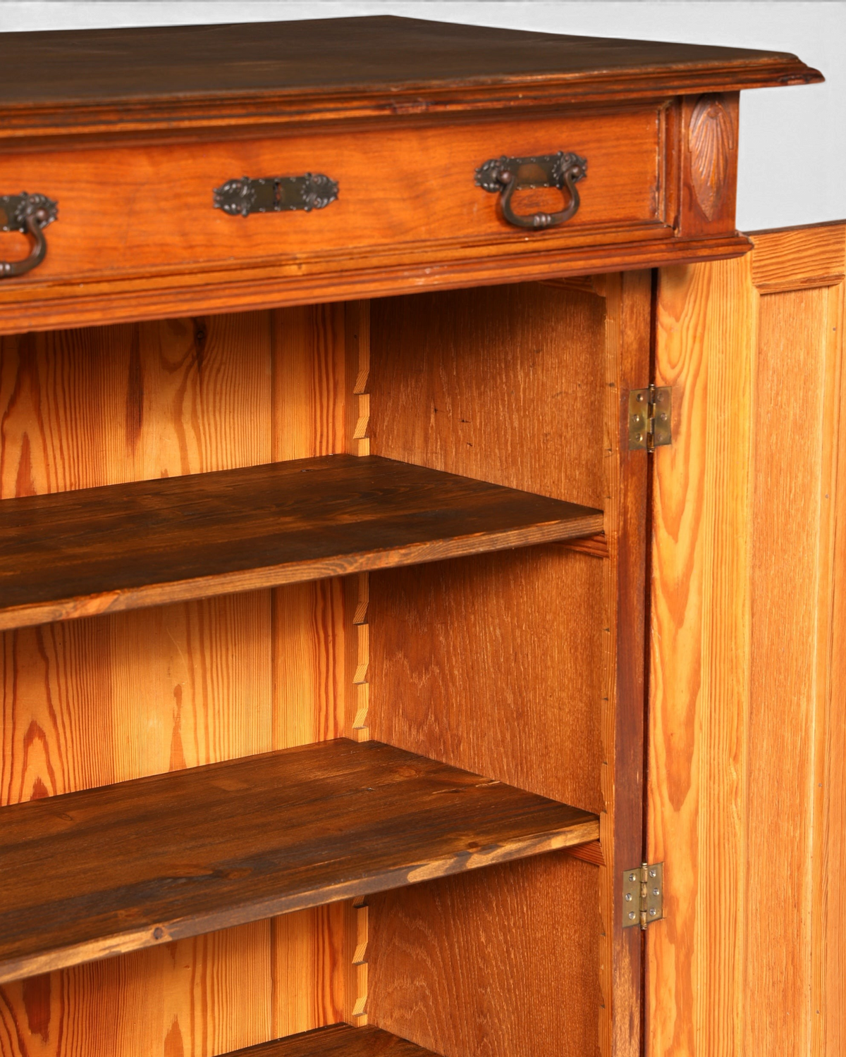 Hauptstadt Möblerei Jugendstil Vertiko Schrank aus massivem Holz mit verstellbaren Regalböden und Schublade