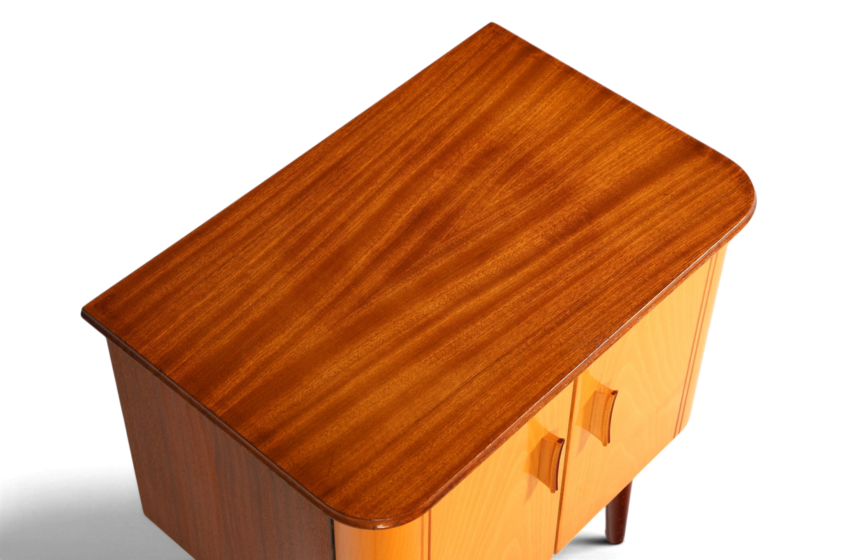 Hauptstadt Möblerei Mid Century Kommode aus Holz mit Vintage Design und abgerundeten Kanten in der Draufsicht