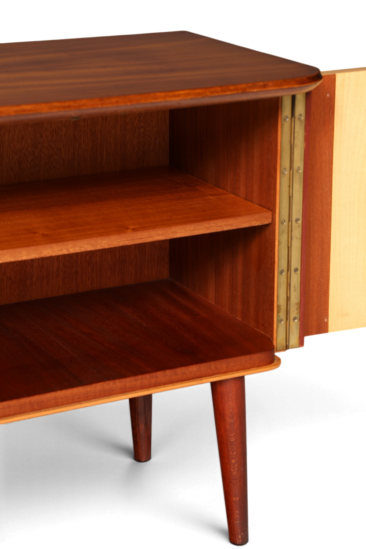 Hauptstadt Möblerei Mid Century Kommode aus Holz mit offenem Fach und Messing-Scharnier im 60er Jahre Retro-Stil