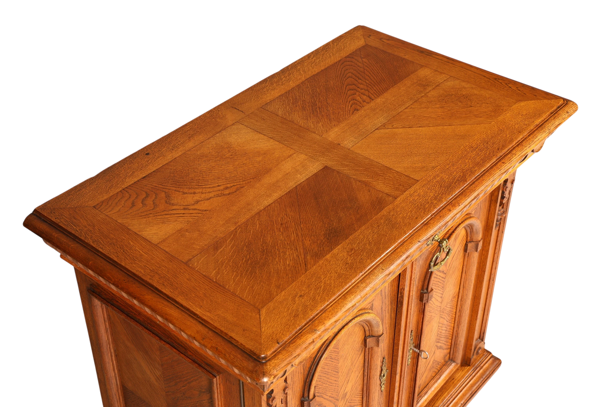 Hauptstadt Möblerei Gründerzeit Sideboard aus Echtholz mit dekorativen Messingbeschlägen und schöner Maserung