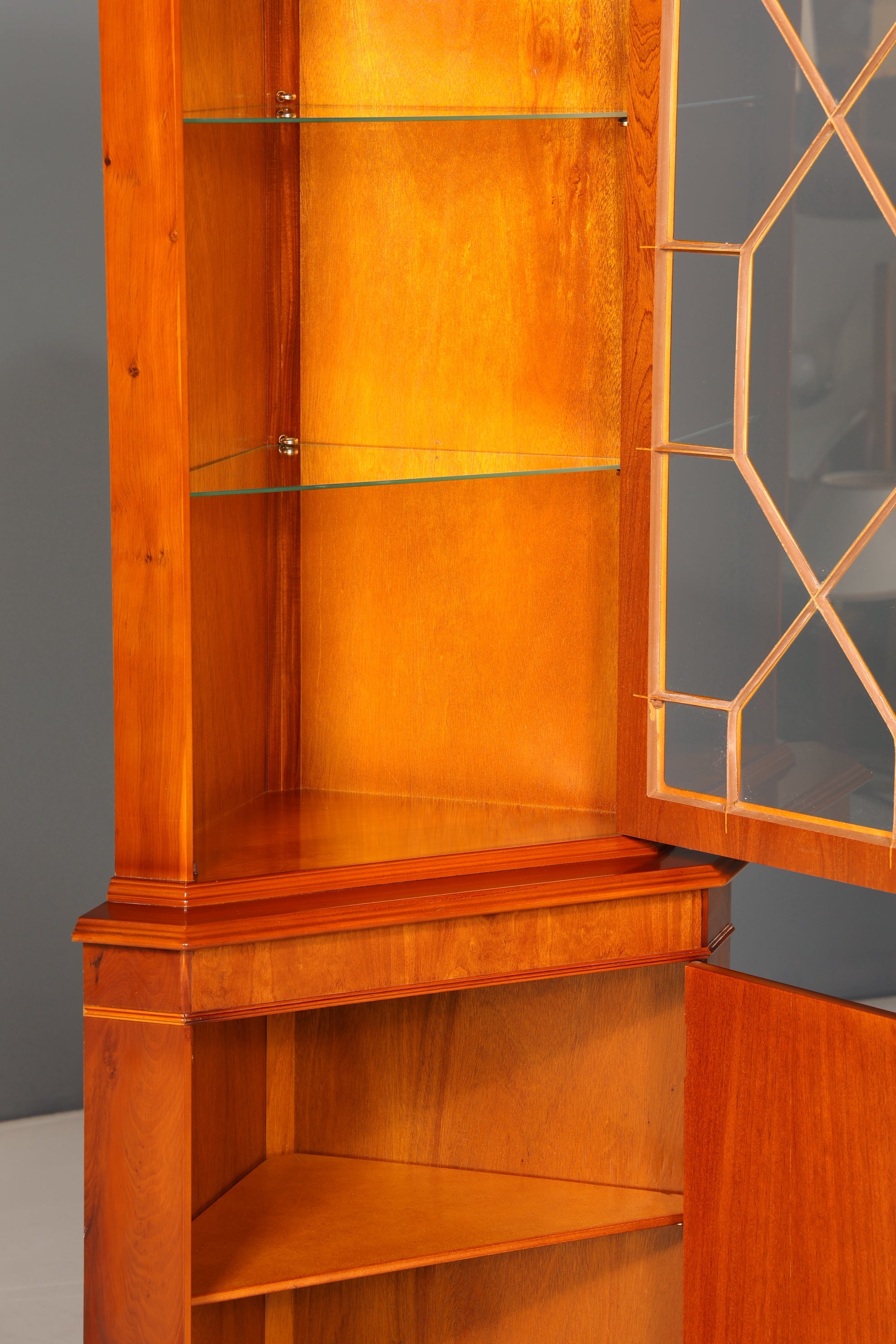 Wunderschöne Englische Eckvitrine Antik 60s Eibe Schrank Eckschrank Glasvitrine Vitrine