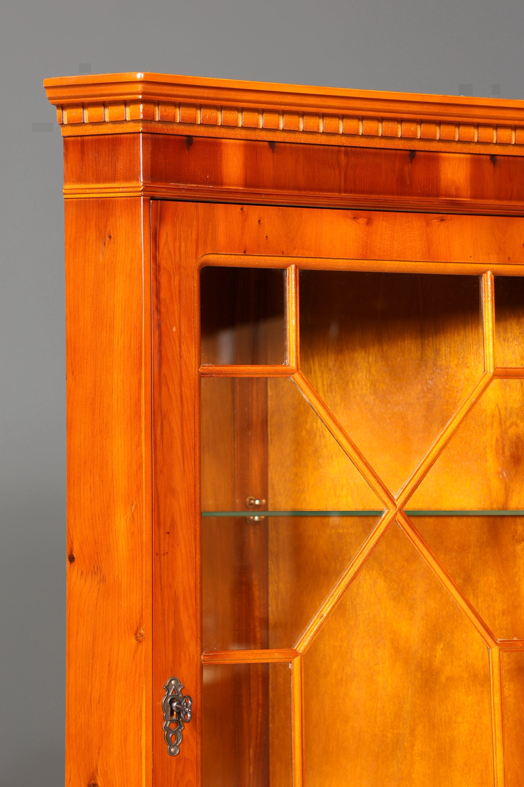 Wunderschöne Englische Eckvitrine Antik 60s Eibe Schrank Eckschrank Glasvitrine Vitrine