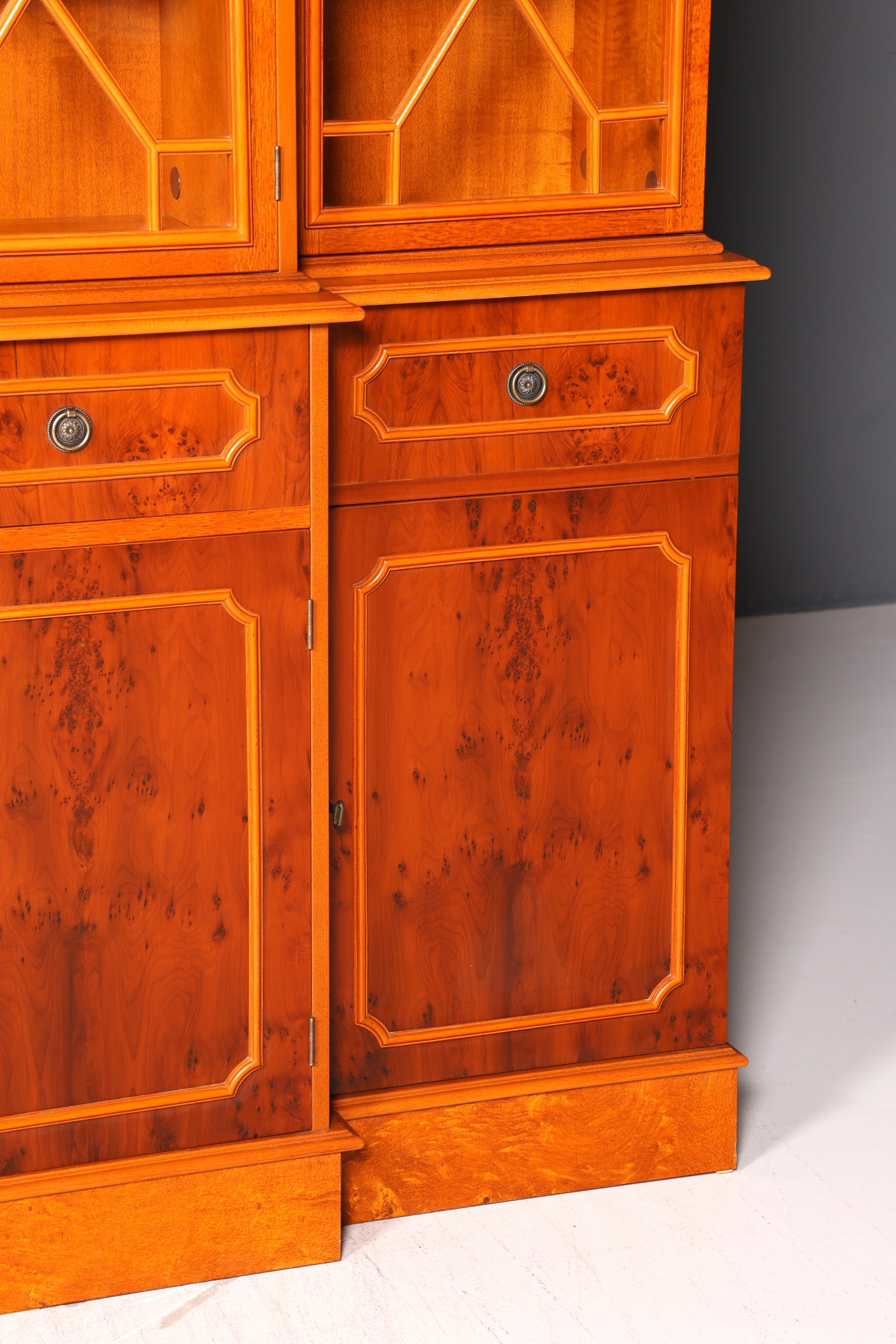 Wunderschöne Englische Vitrine Bücherschrank Buffet 60s Glasvitrine Bibliothek Regal Schrank Vintage