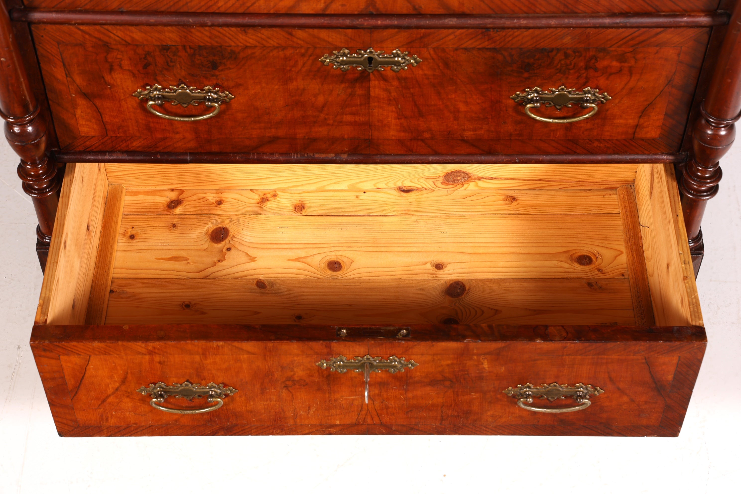 Wunderschöne Gründerzeit Kommode Louis Philippe Nussbaum Schubladenkommode um 1880