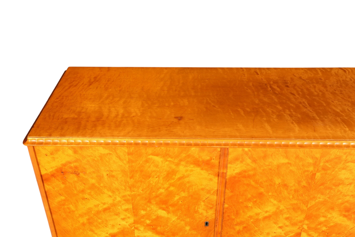 Hauptstadt Möblerei Art Deco Schrank aus massivem Holz mit markanter Maserung und eleganter Kante um 1930