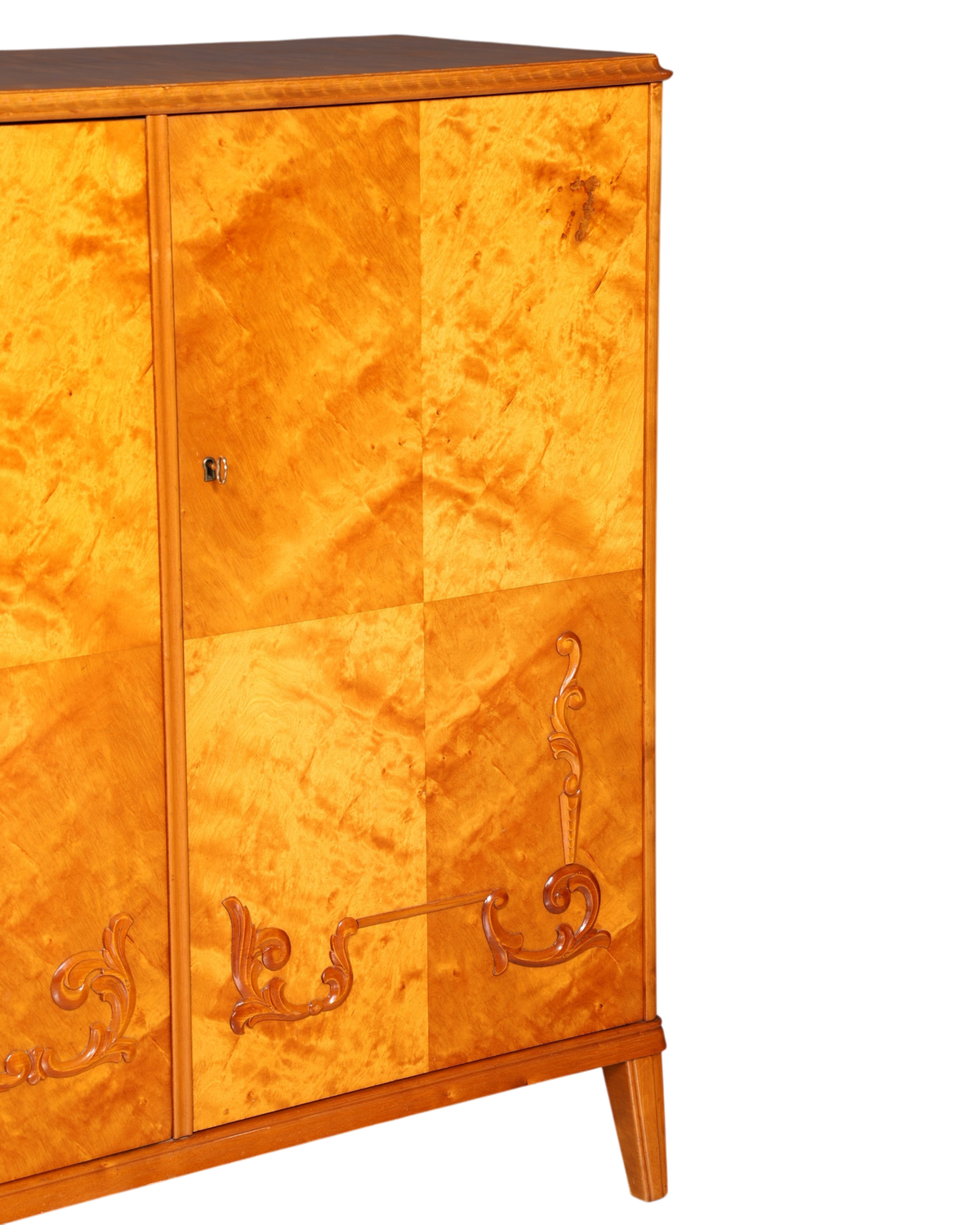 Hauptstadt Möblerei Art Deco Schrank aus massivem Holz mit dekorativen Schnitzereien und warmer Maserung um 1930