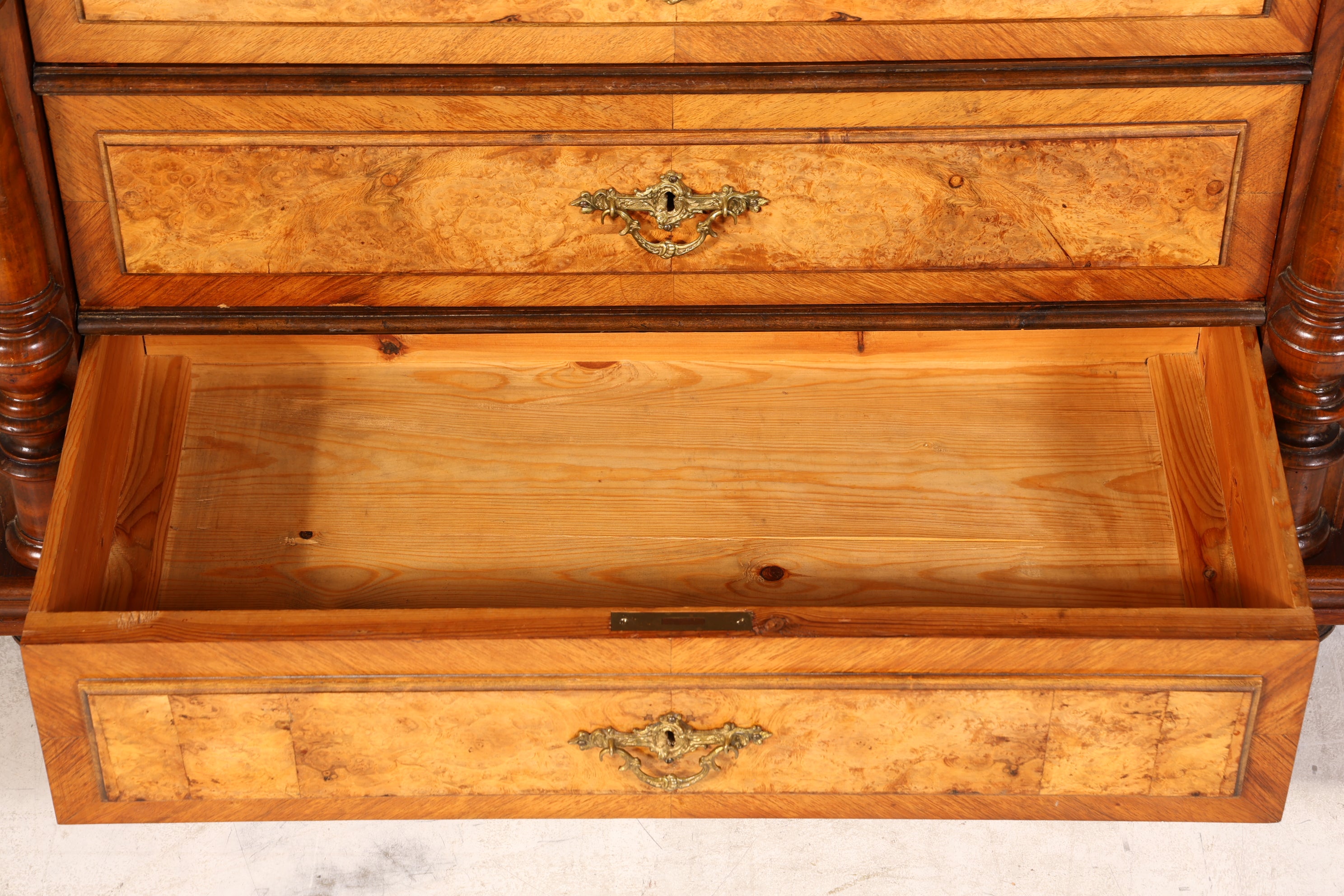 Wunderschöne Gründerzeit Kommode Louis Philippe Vertiko Nussbaum Sideboard um 1880