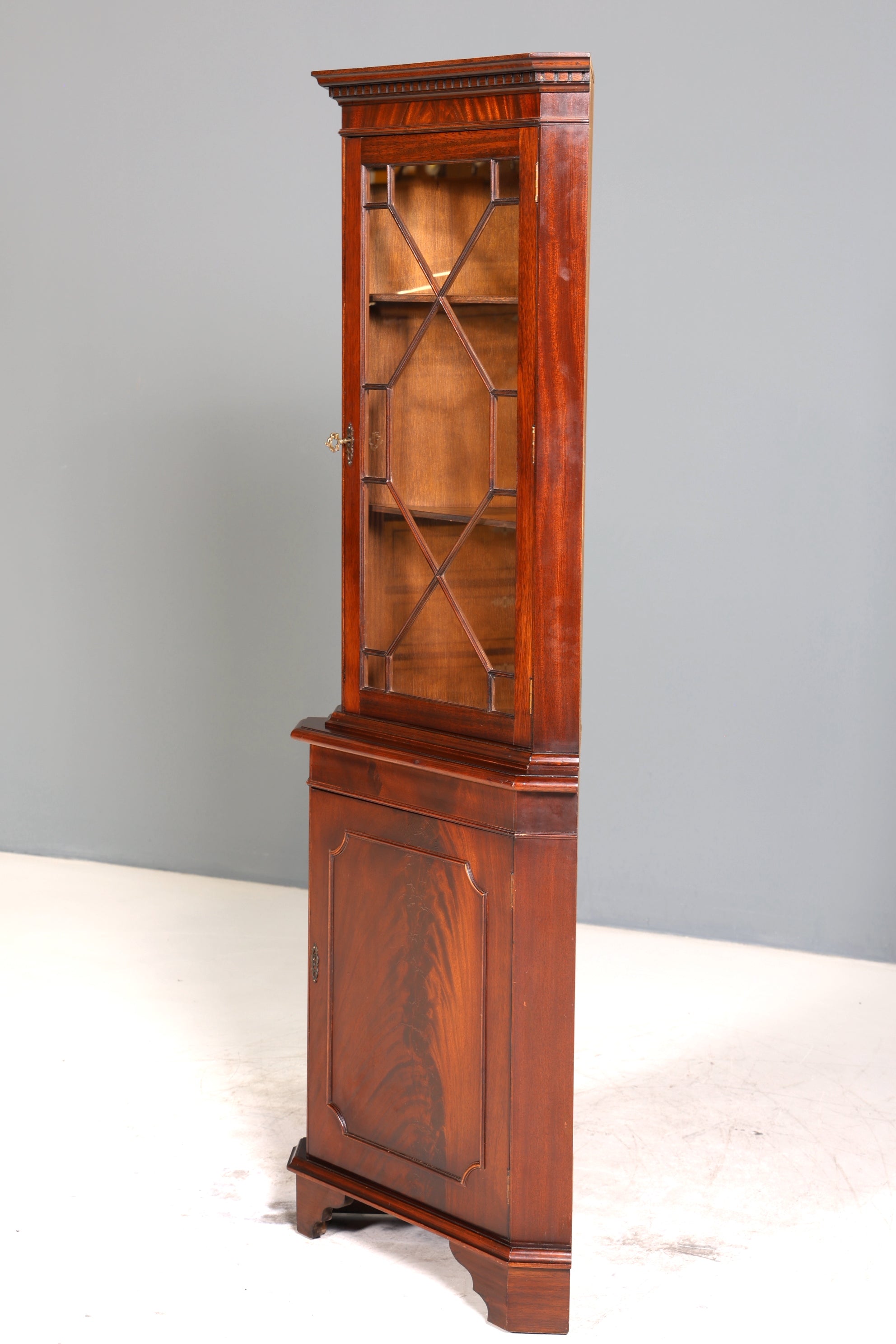 Wunderschöne Englische Eckvitrine Mahagoni Antik 60s echt Holz Schrank Eckschrank Glasvitrine