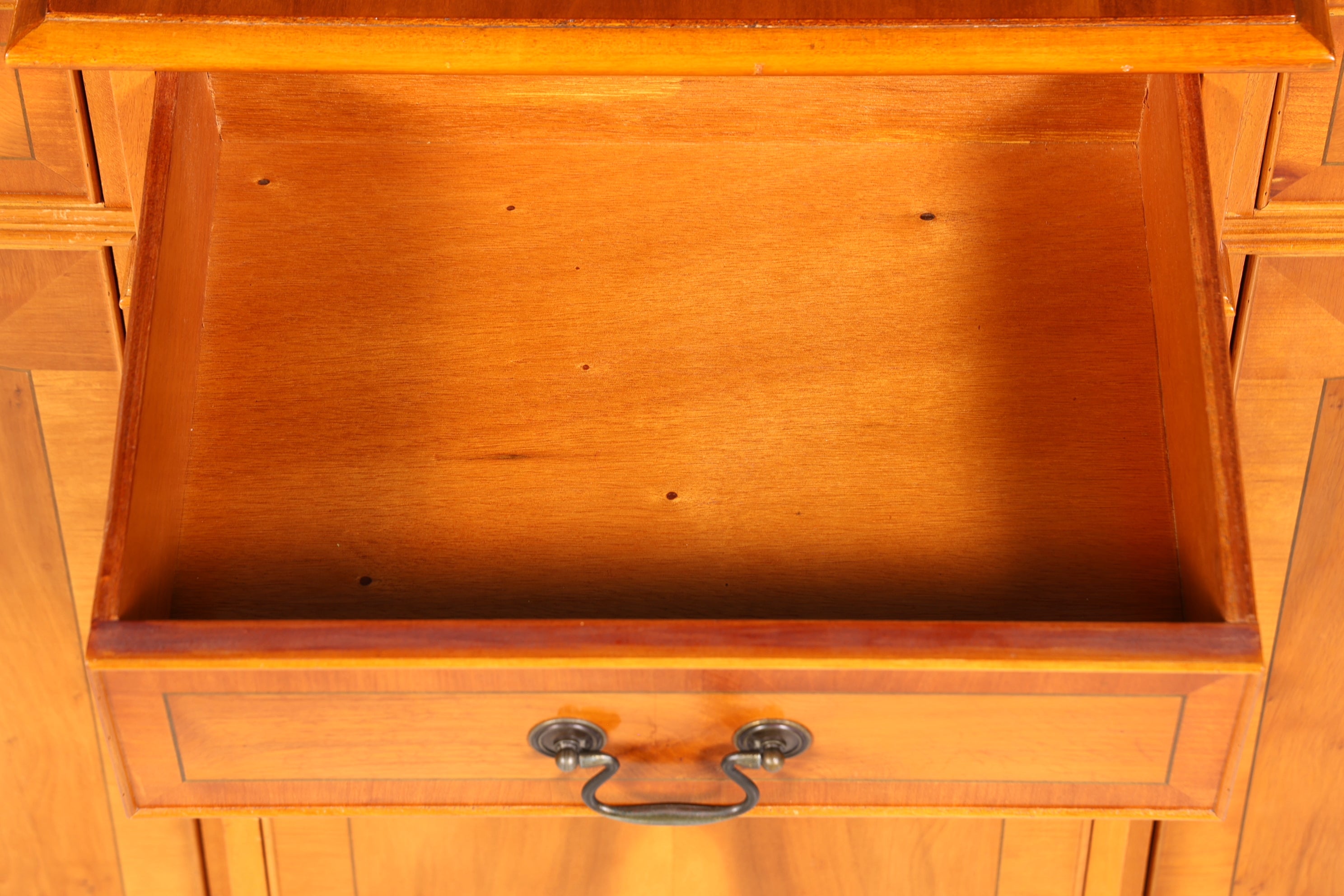 Wunderschönes Englisches Sideboard Eibe Schrank Antik Stil Buffetschrank Kommode