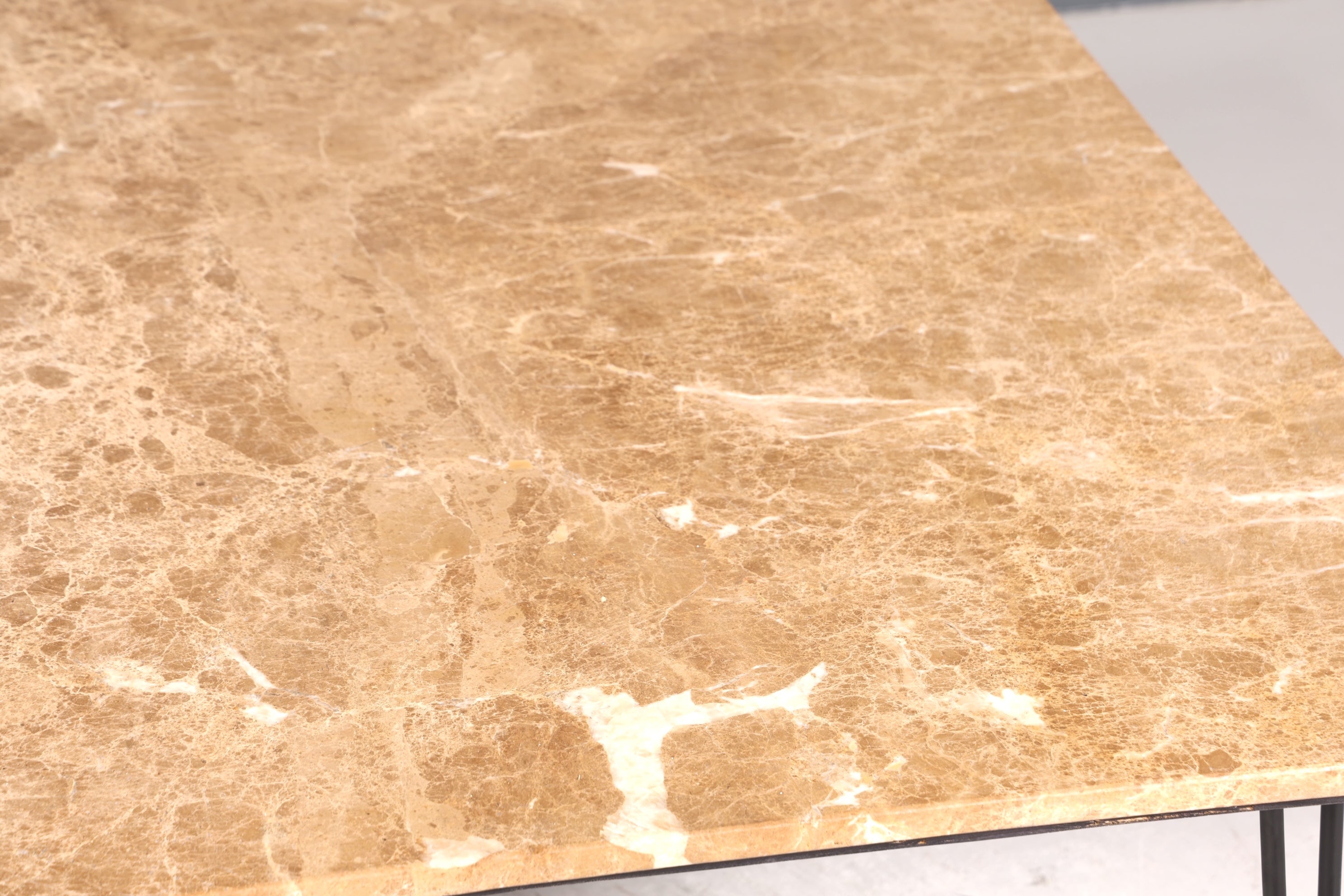 Wunderschöner XXL Couchtisch mit Marmorplatte Tisch mit Hairpin Legs Ablagetisch