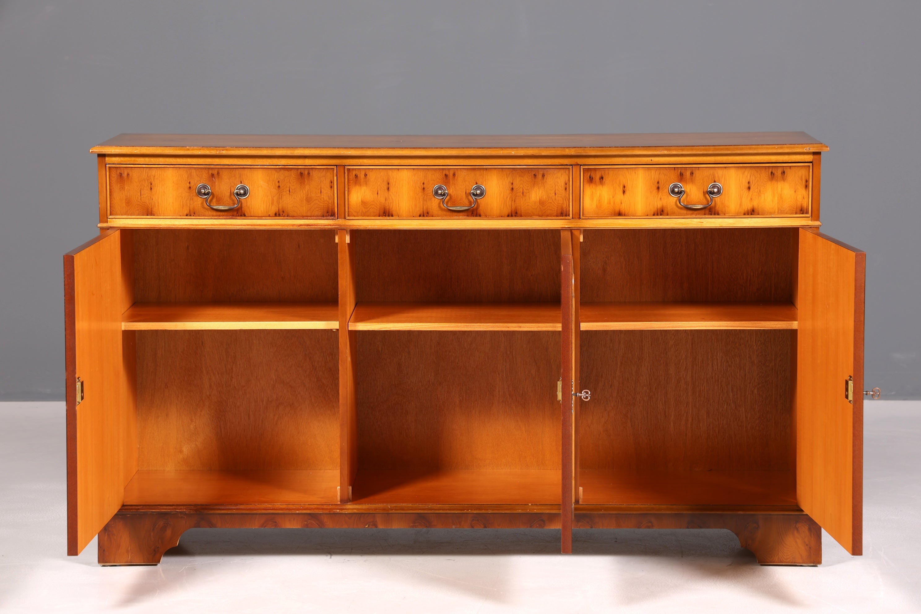 Beautiful English sideboard cabinet antique 60s buffet cabinet chest of drawers