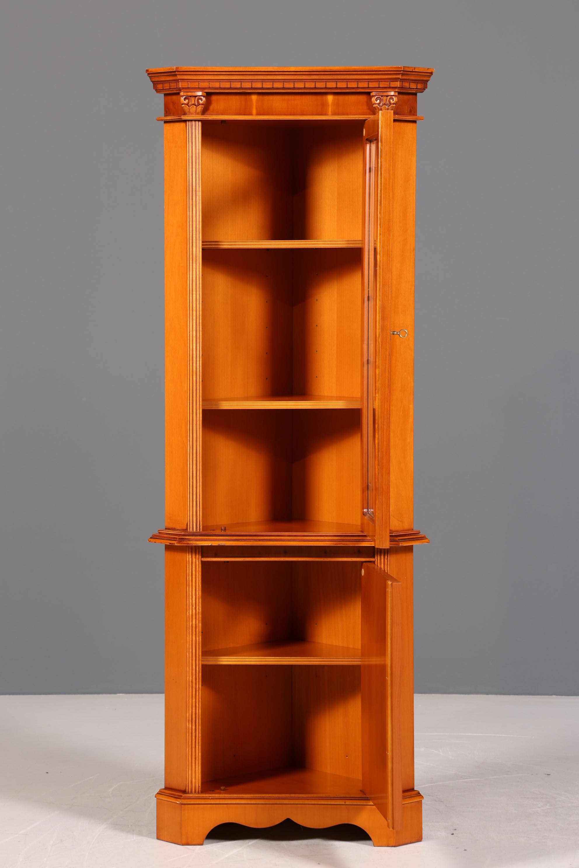 Wunderschöne Englische Eckvitrine Antik 60s echt Holz Eibe Schrank Eckschrank Glasvitrine Vitrine