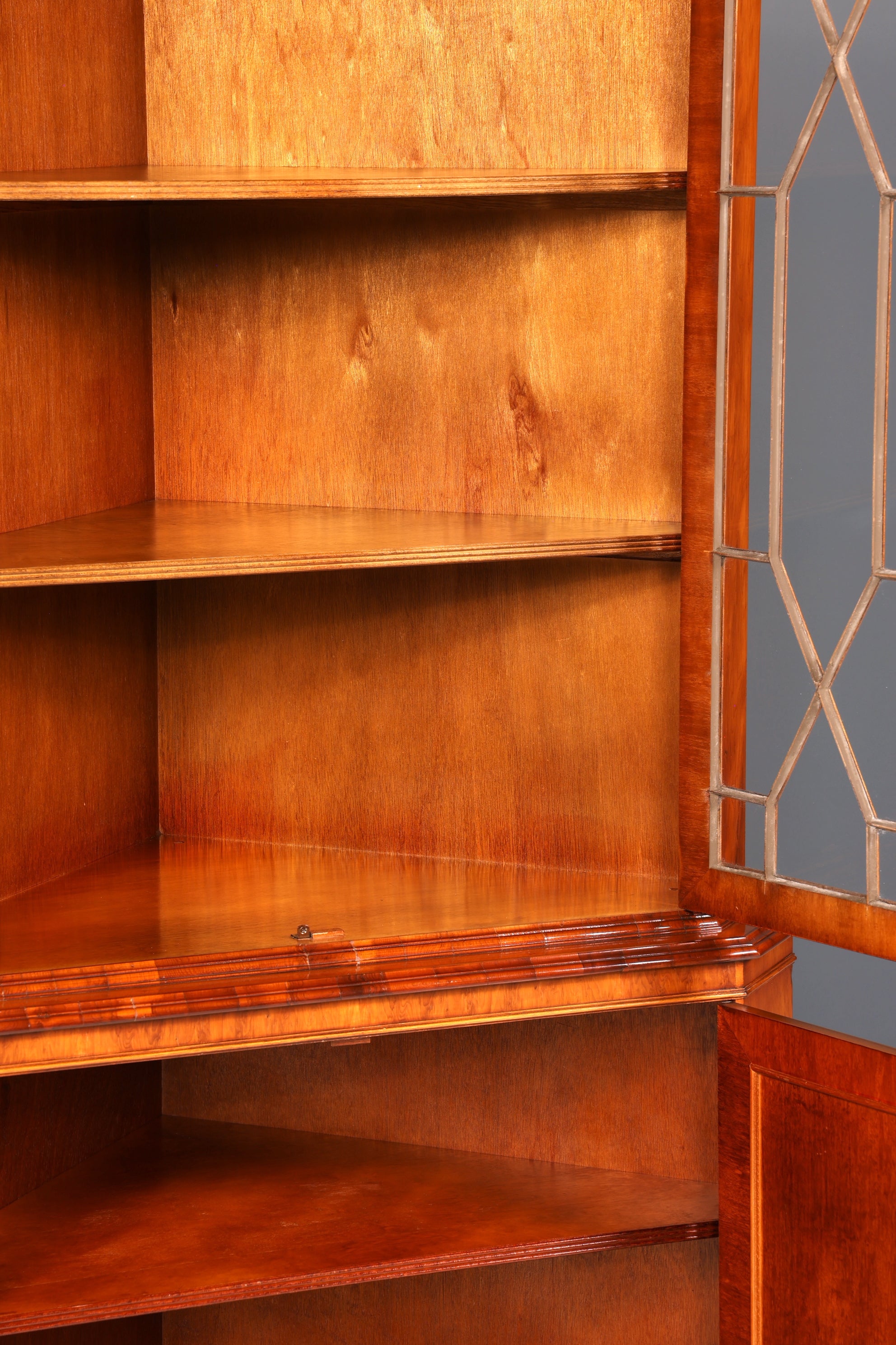 Wunderschöne Englische Eckvitrine Eibe Antik echt Holz Schrank Eckschrank Glasvitrine